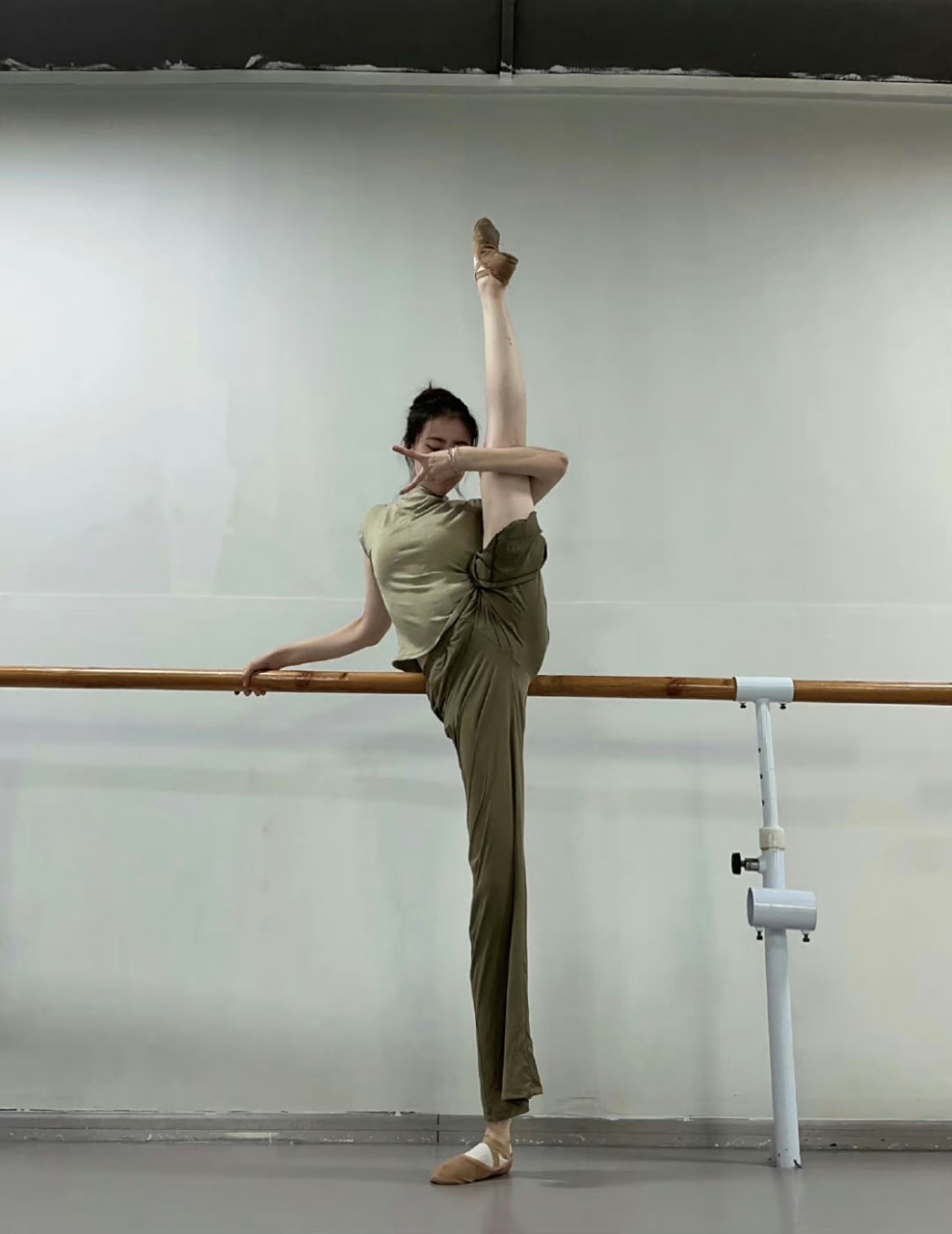 感受下舞蹈生的魅力 日常一字马～青岛