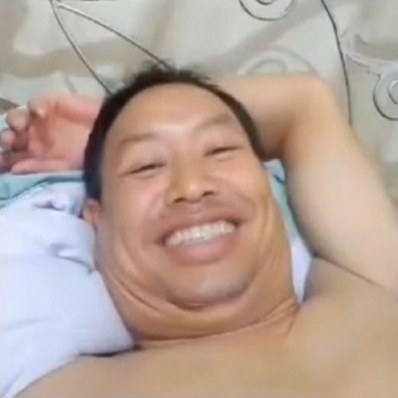 大叔表情包 以及各种衍生版本… 最近这个大叔有点97 那么问题来了