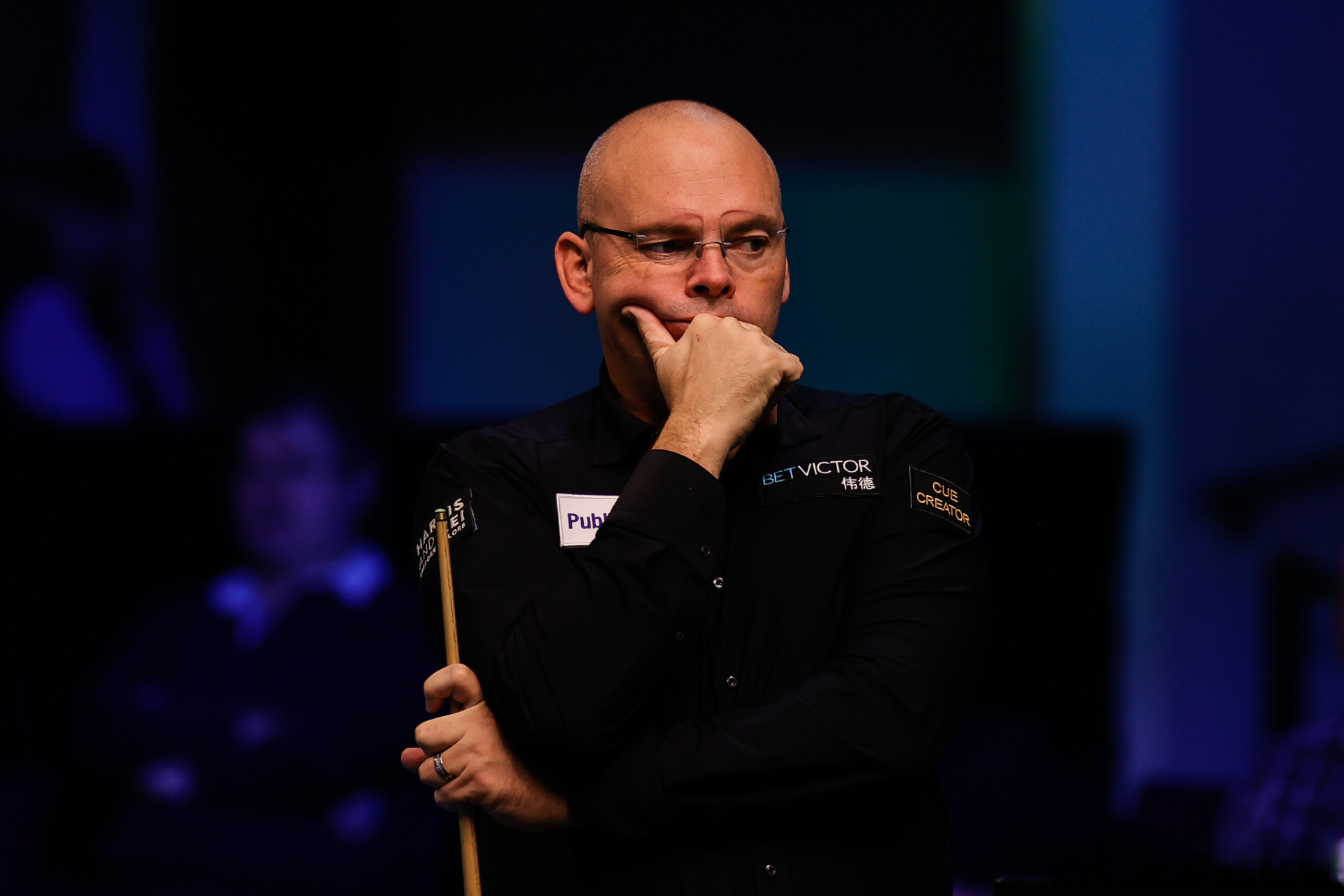 当宾汉姆戴上眼镜,竟也多了几分儒雅.