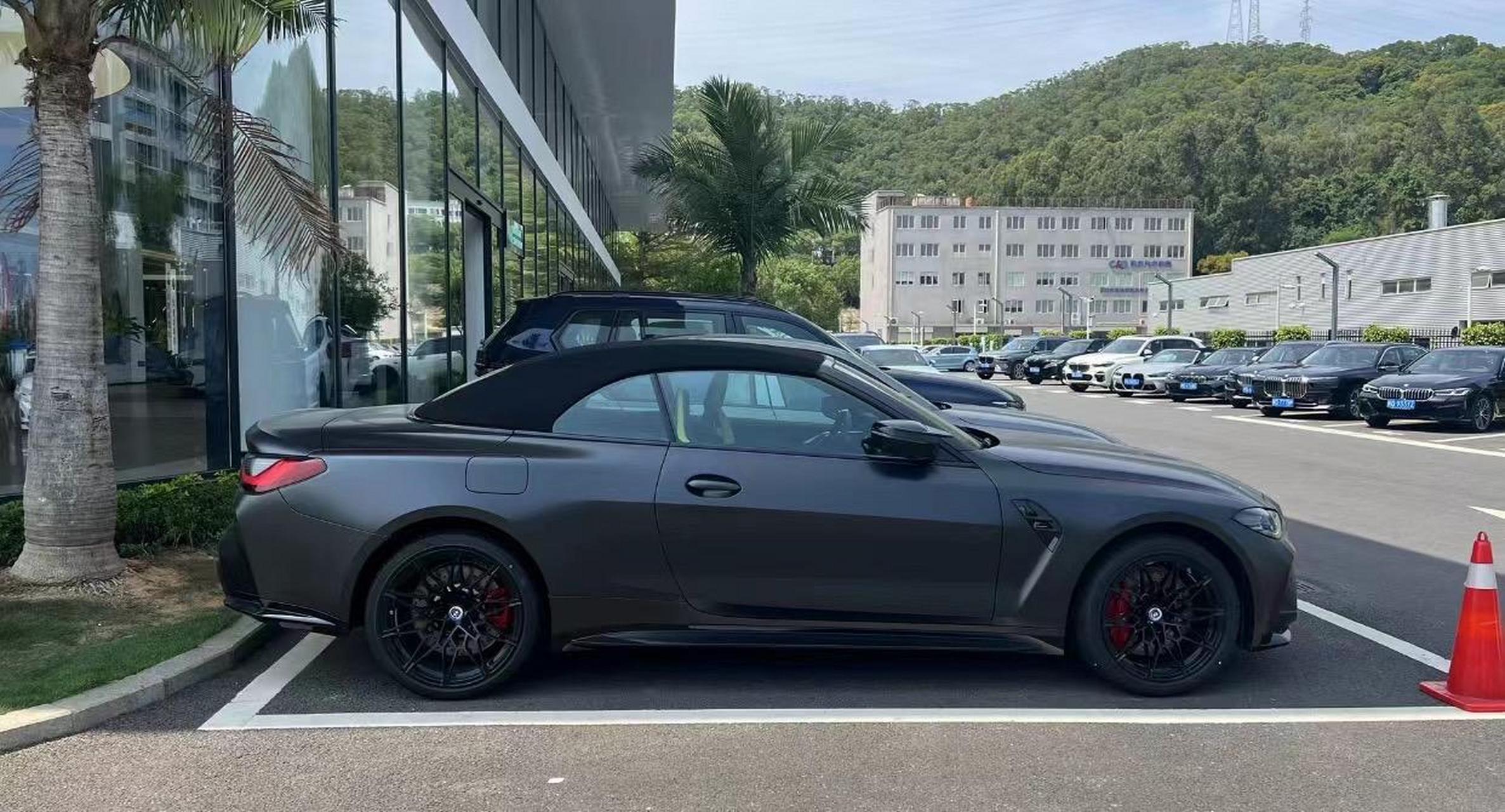 宝马m4 敞篷 1013900 磨砂深灰/亚斯玛瑞纳蓝 现车 磨砂深灰色15200元