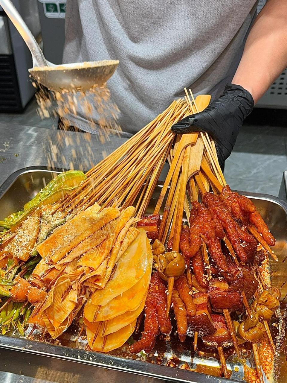 乐山!最伟大的串串出现了0505 #艾特你的饭搭子请你吃# 油卤串串!