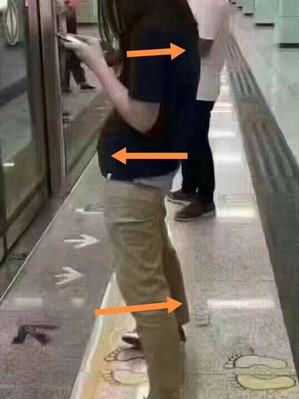 关注自己的身体姿态…… 这样的骨盆前移姿态,不仅仅不好看,还会引起