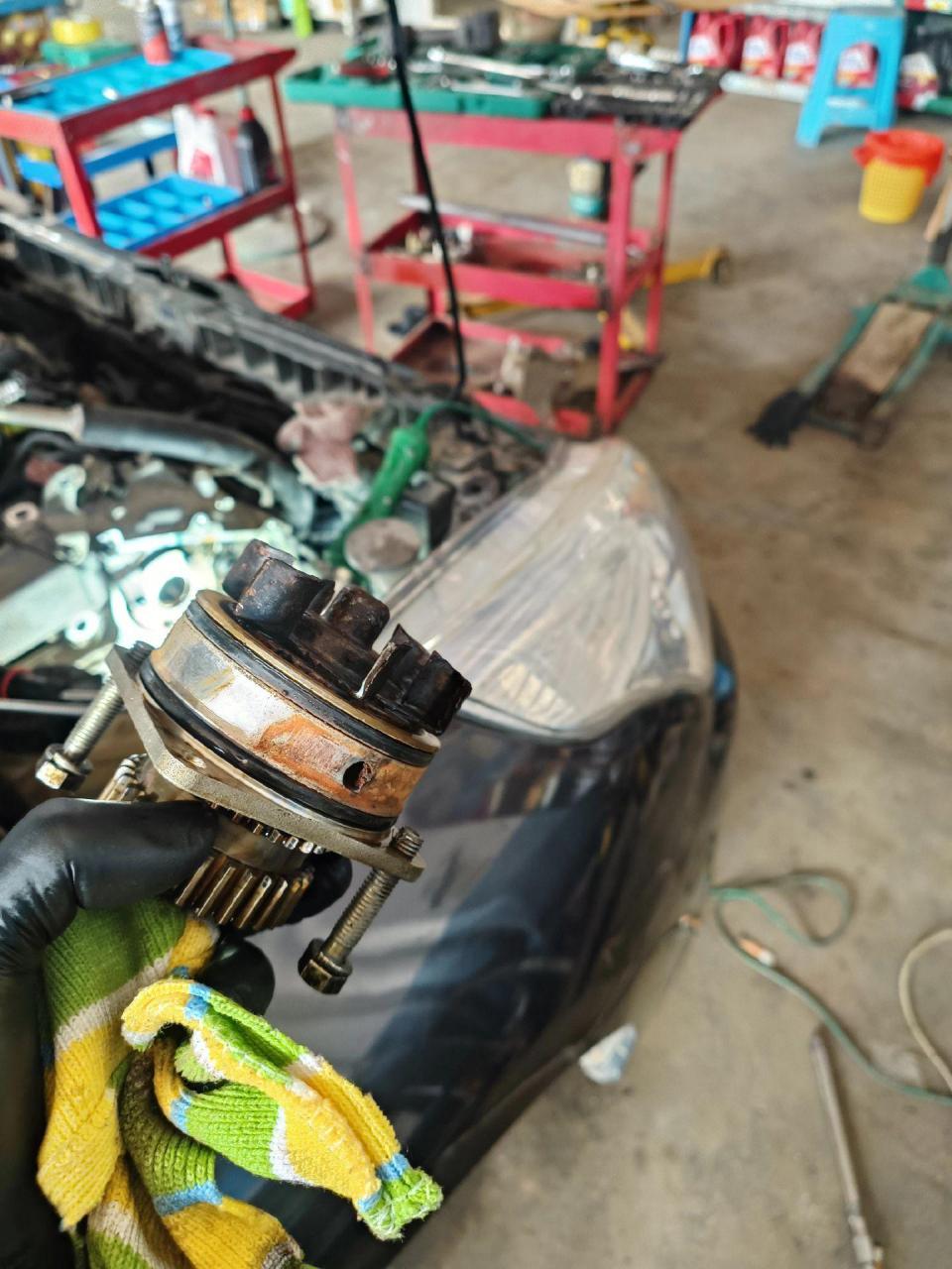 记录修理工的日常 天籁2.5更换水泵,不拆发动机正时罩,有点技巧才搞