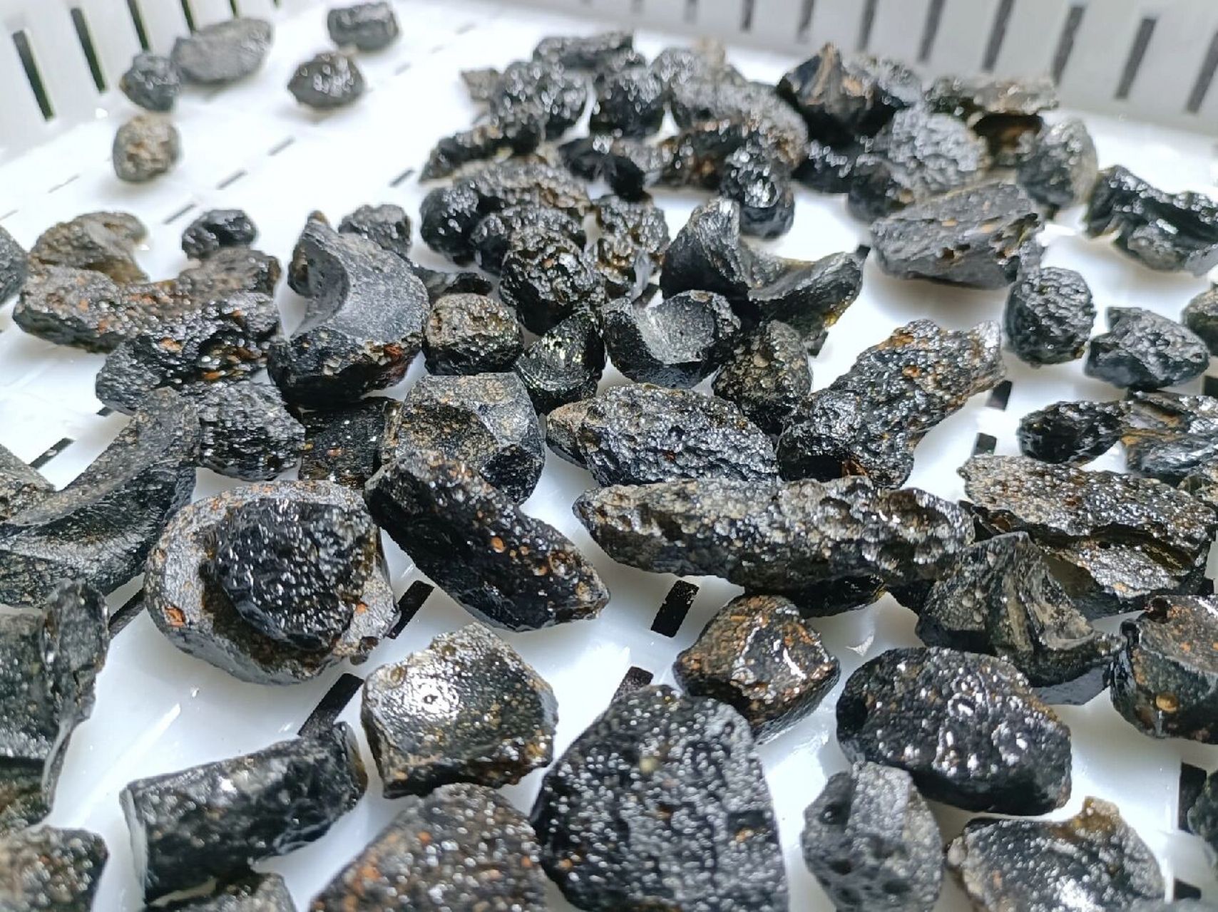 玻璃陨石—雷公墨!科普标本一个9.9元起      玻璃陨石!产地广西德保!