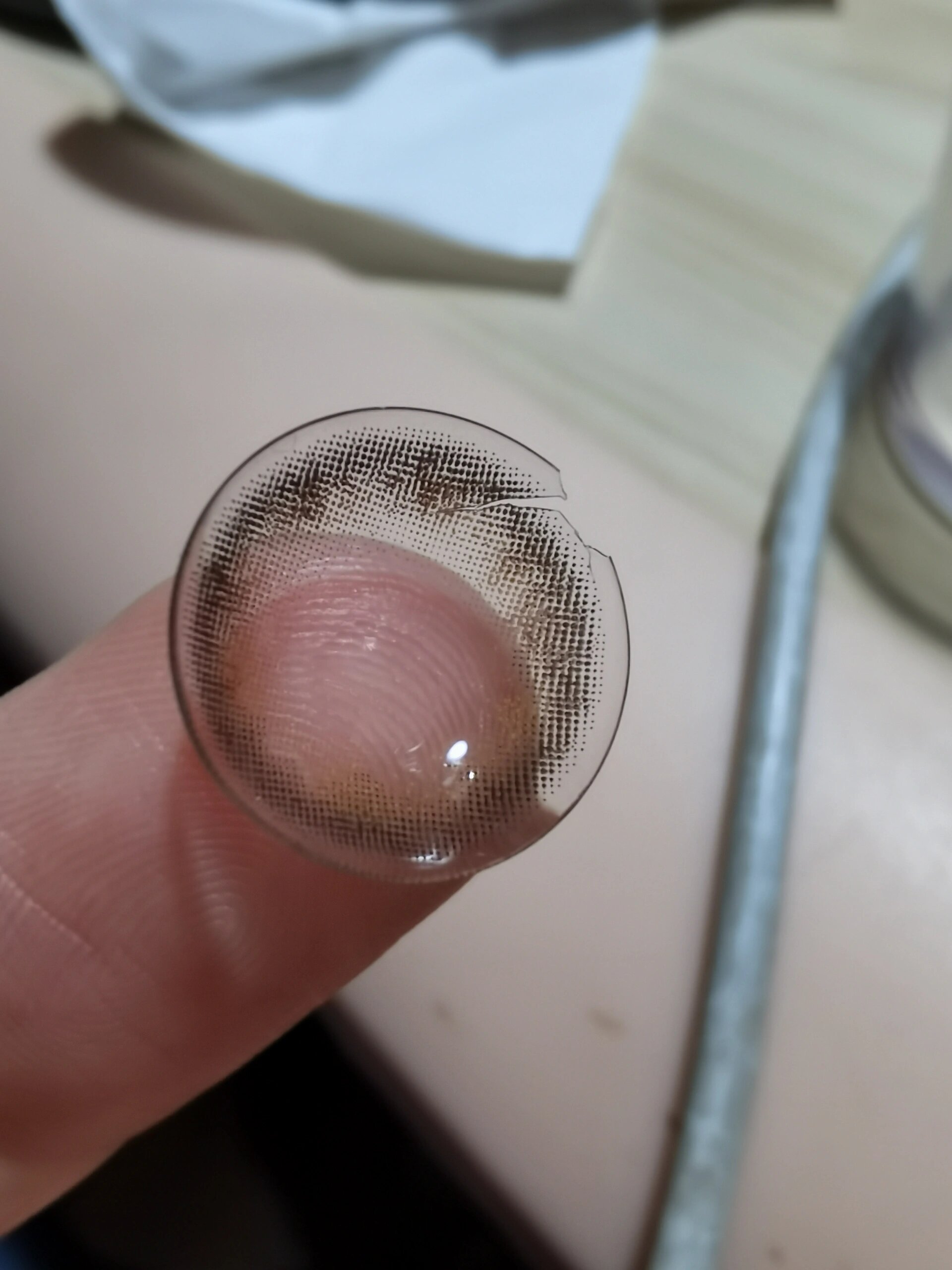 美瞳碎了在眼睛里 毁了,今天早上起床戴美瞳发现美瞳碎了一块,中间的