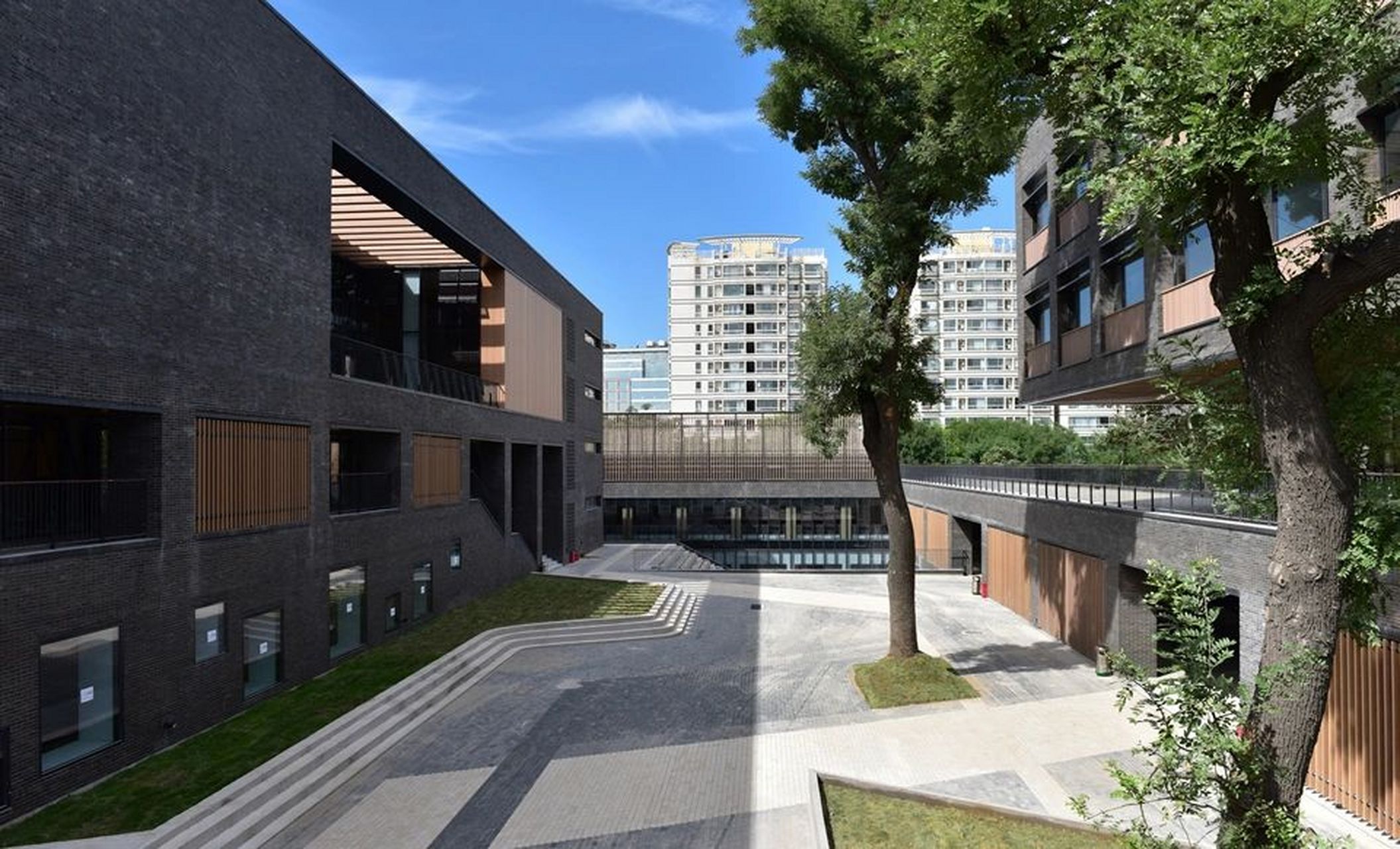 北京师范大学附属中学,简称北师大附中,是一所办有初中和高中的