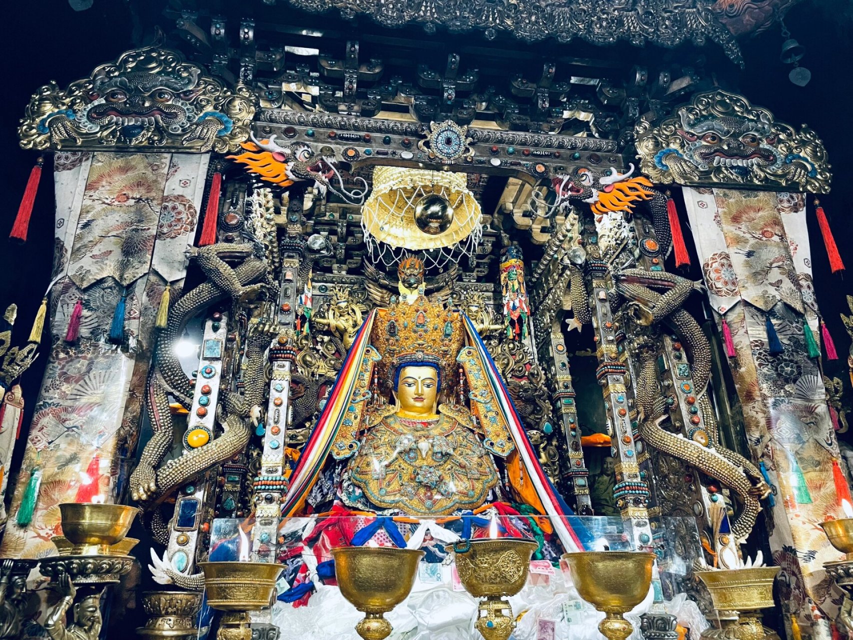 后移至大昭寺,将尼泊尔尺尊公主携带的释迦牟尼佛8岁等身像移至小昭寺