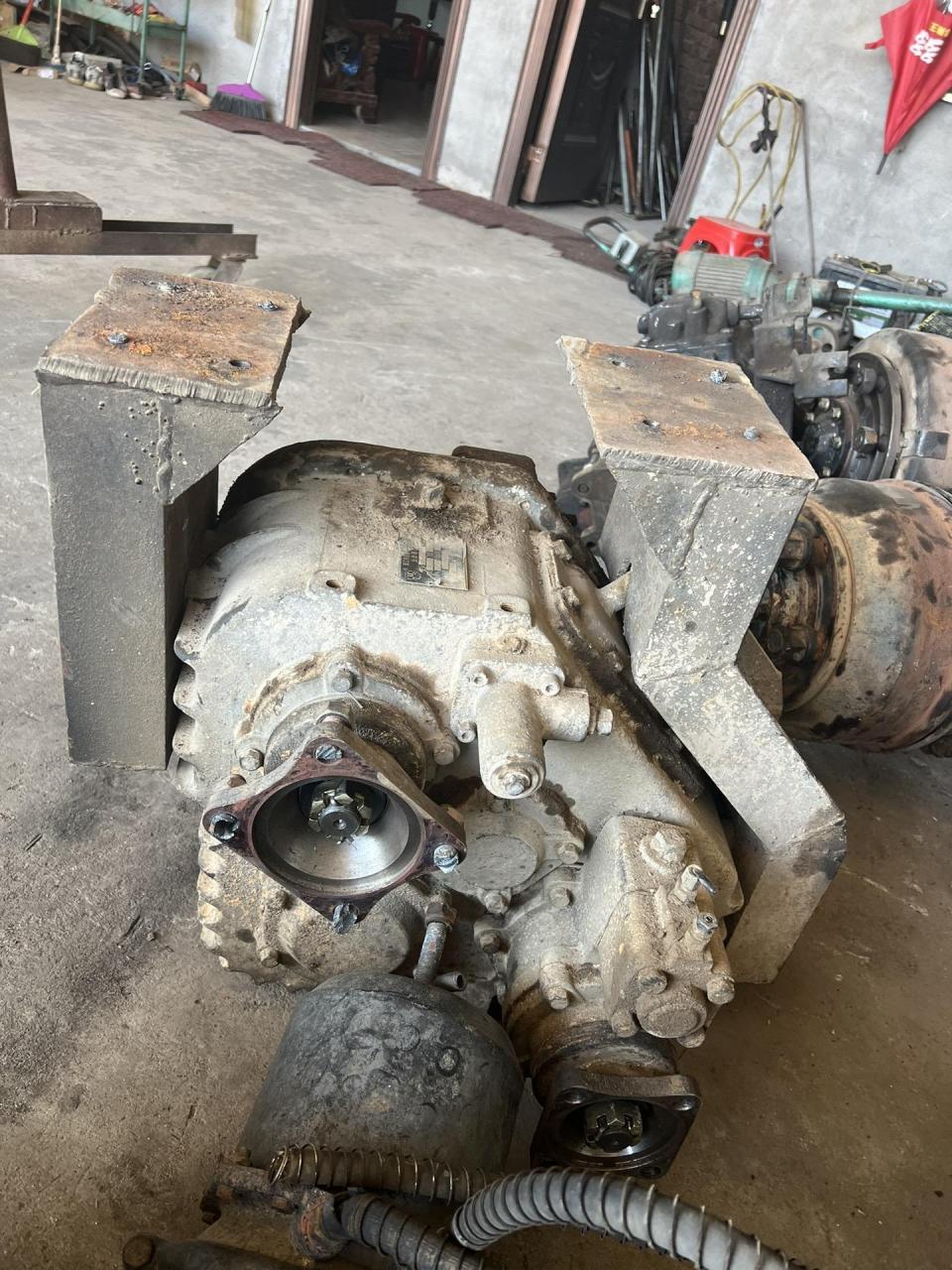 拆车件,3533连盛分动箱一个,5档连体箱一个,153缩短桥两根