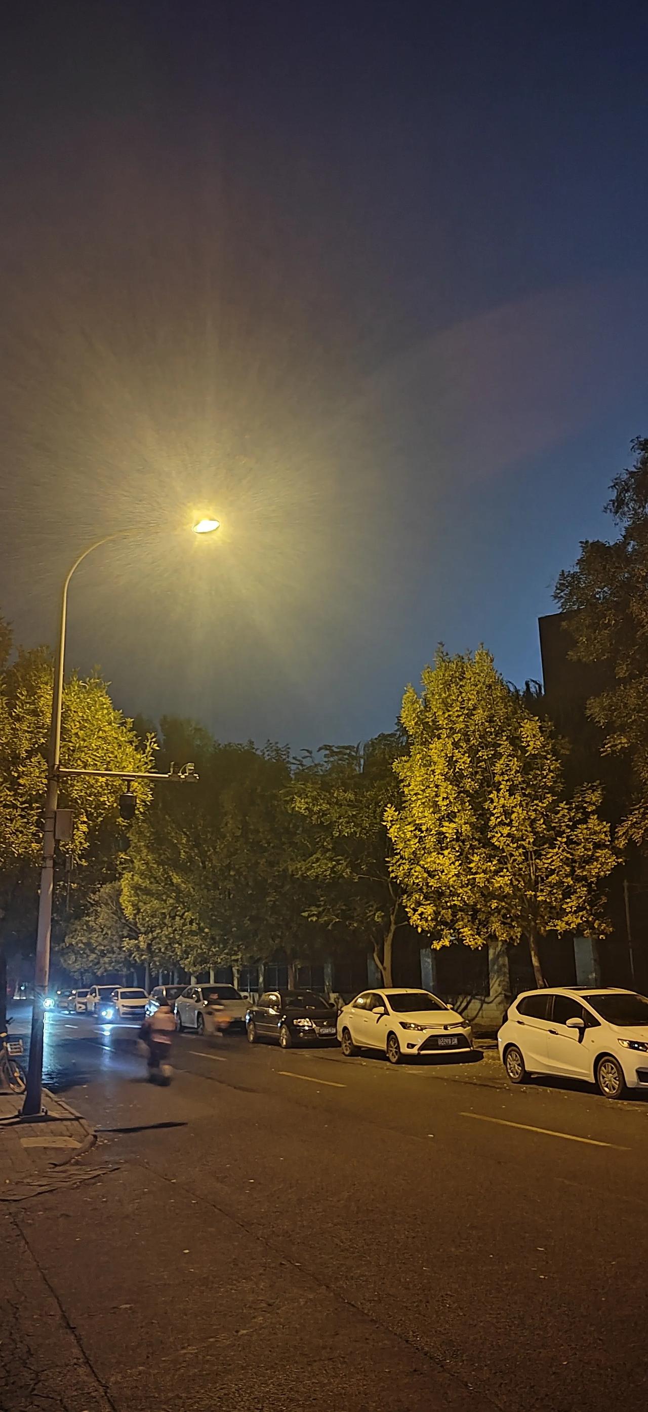 深秋夜色秋夜 秋日生活打卡季 美丽的初冬夜景 手机记录秋日 手机中的