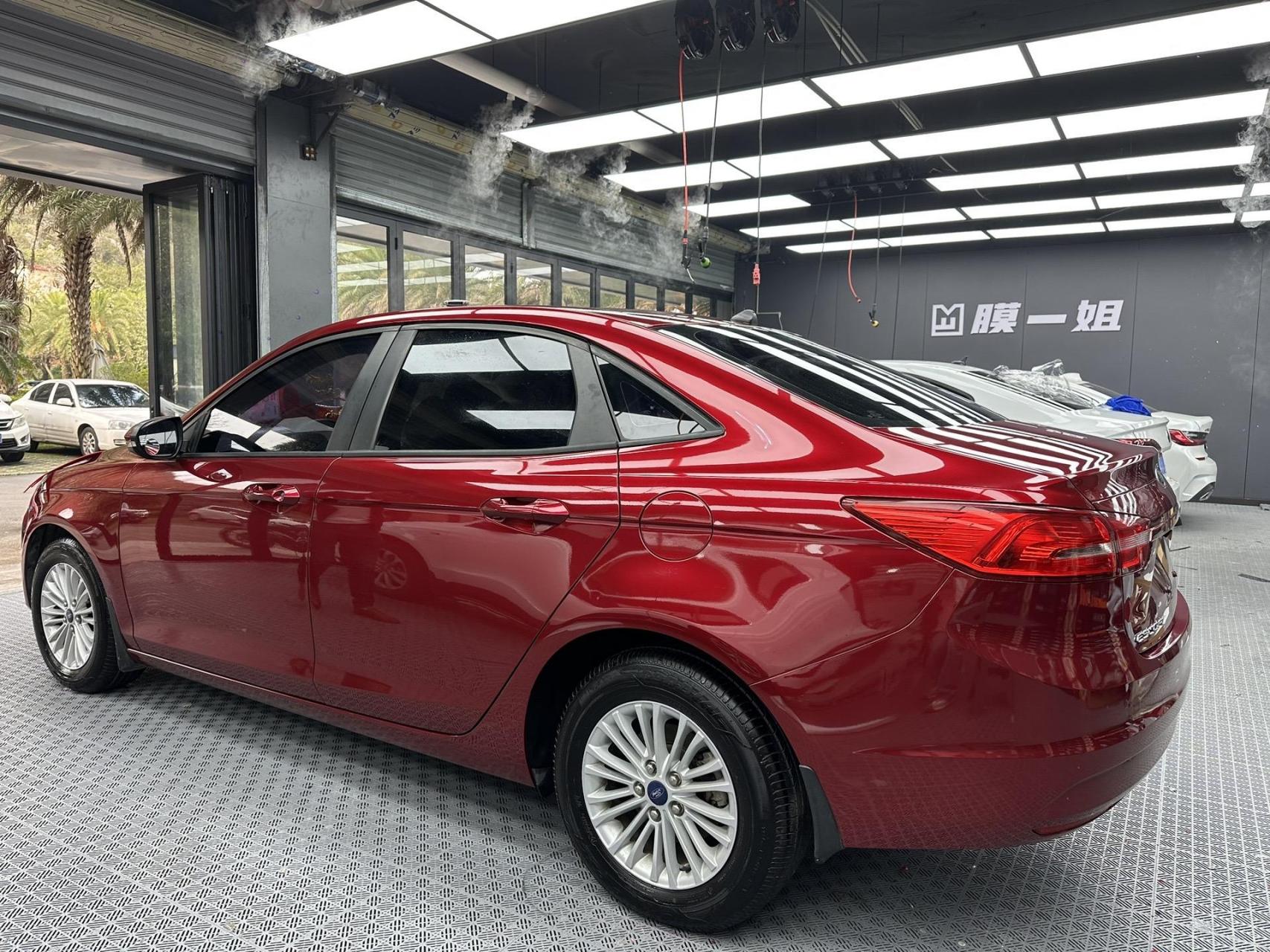 福特福睿斯改色液态龙血红 质感满满的红色天花板来啦～ 它有一个特别