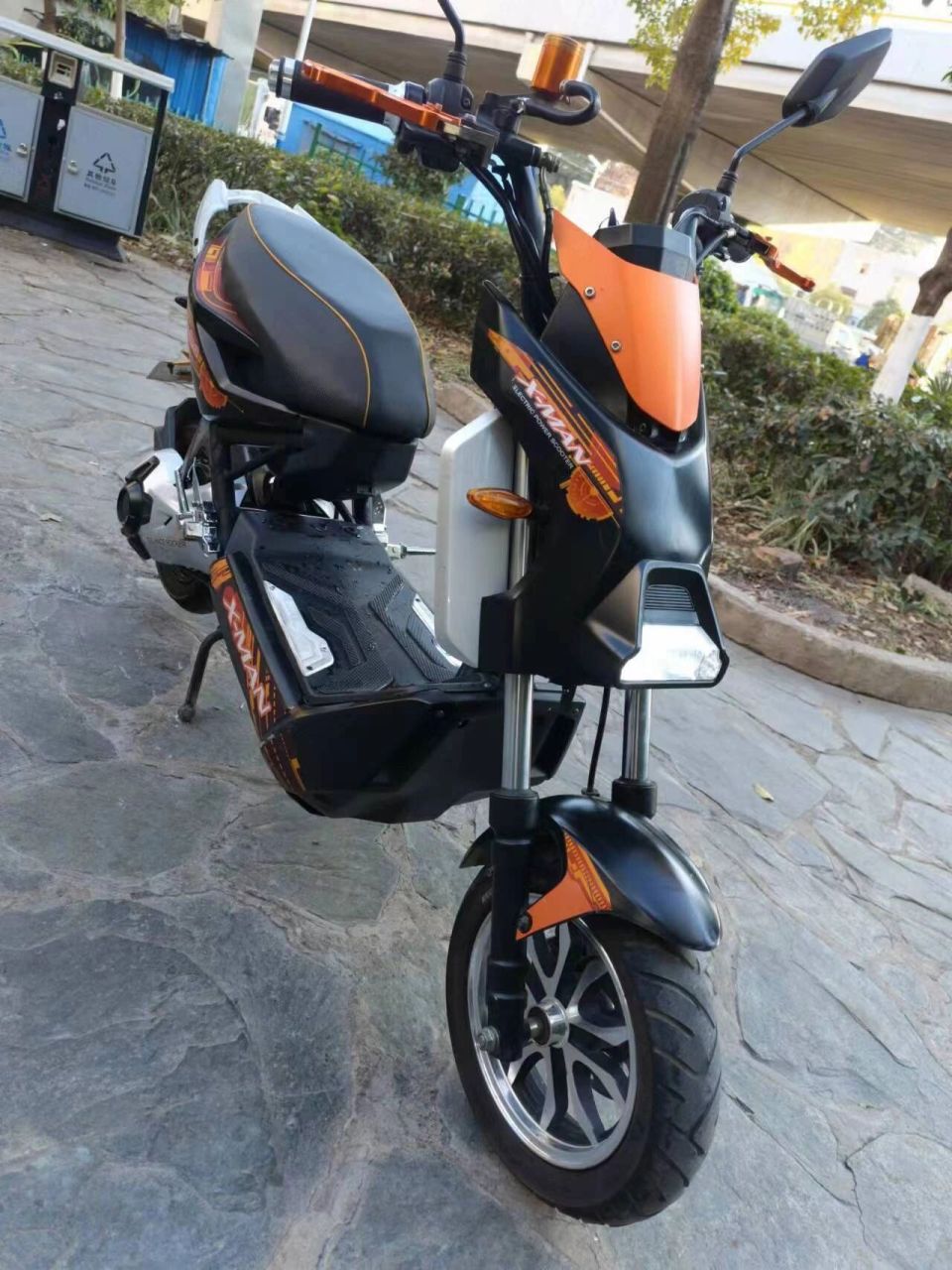 绝版车型雅迪战警一台,60伏20安的电池,整车成色如图,实车拍照,前碟刹