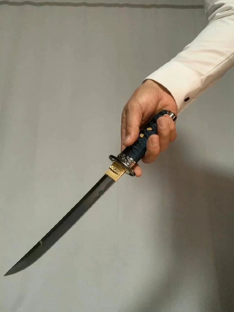 绘画参考 | 手握短刀姿势 帅气的握短刀手势参考 77解锁更多绘画