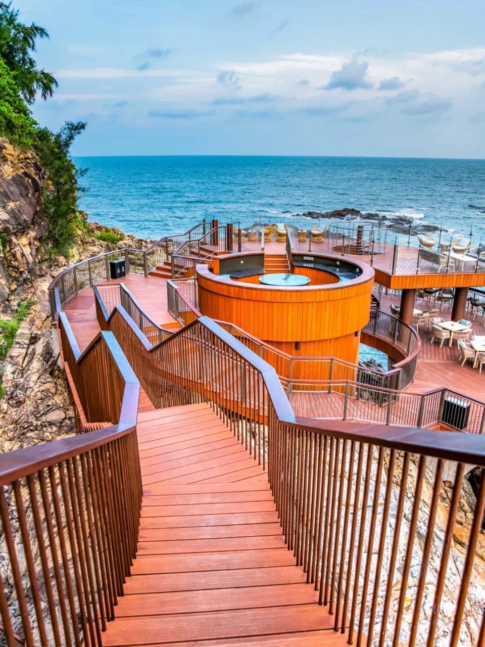 99园方东山海礁石酒吧位于惠州双月湾右湾,园方东山海岸度假园区内!