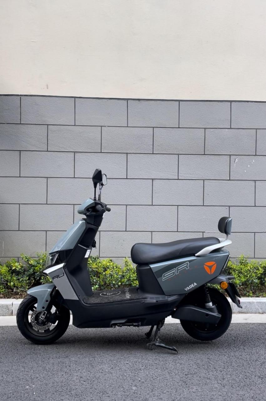 雅迪精品锐滨60v电动车石墨烯 刚买两个月左右 60v20a电池 外观颜色