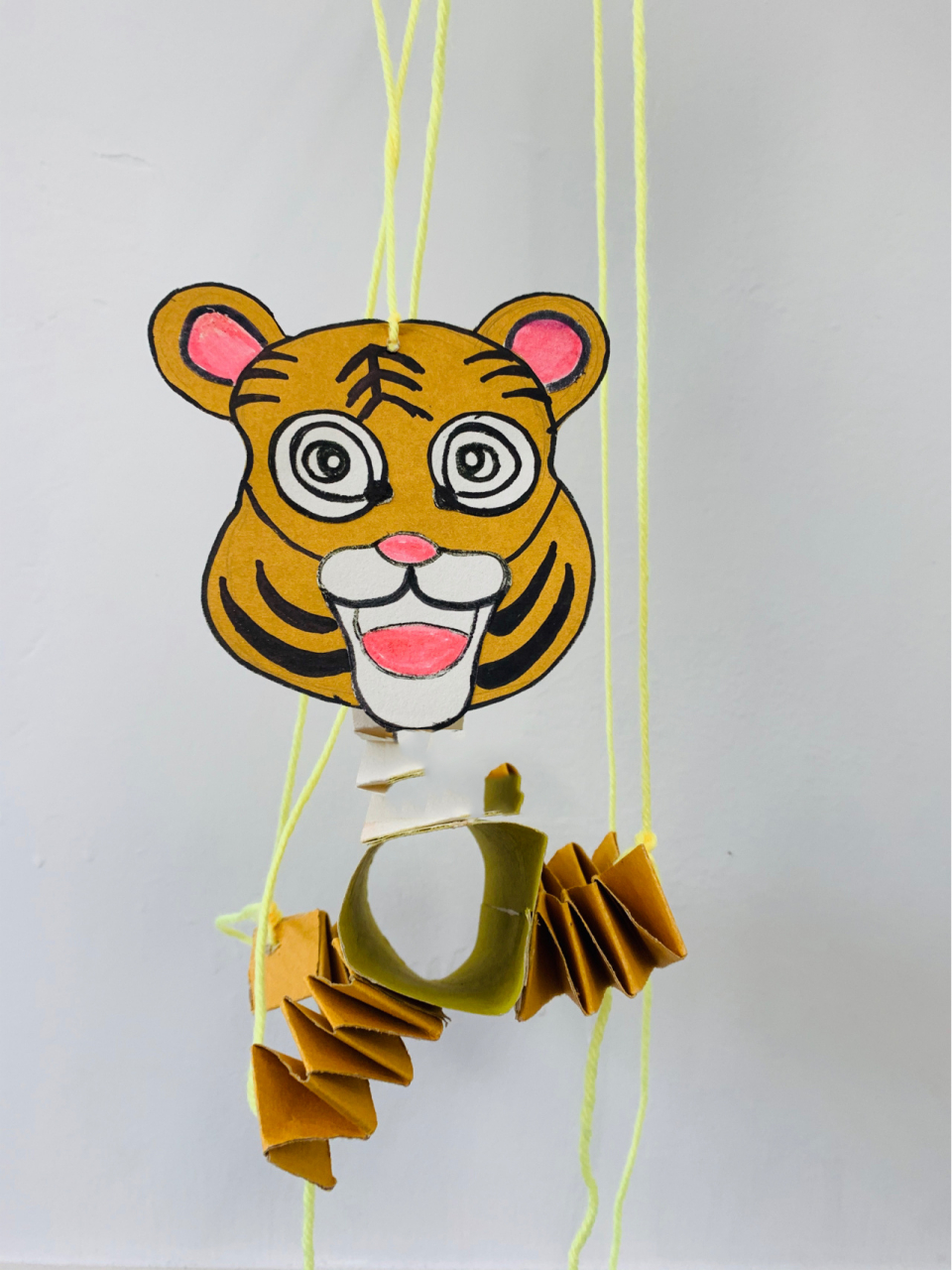小盆友们的作品4——提线纸偶