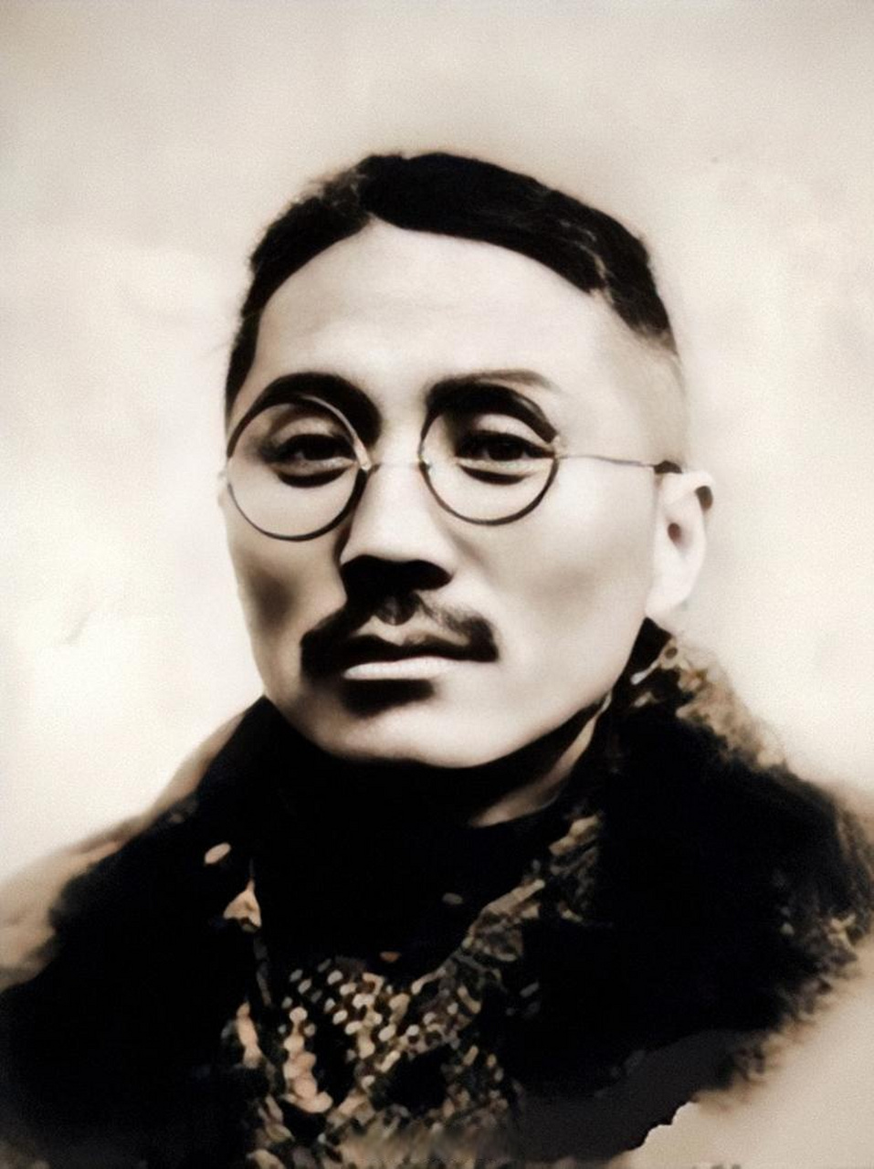 民国时期,王亚樵的情人余婉君约他上门共渡良宵.