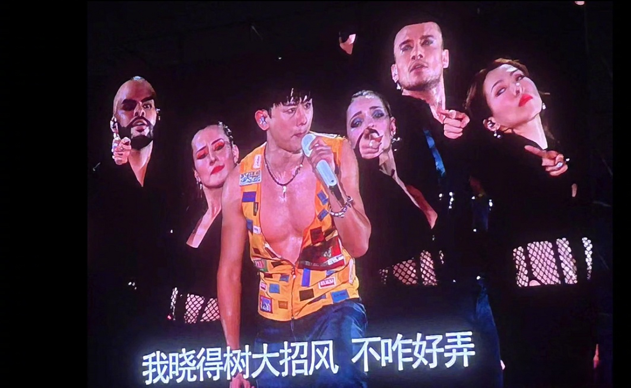 我平等的嫉妒每个去听张杰合肥场的人,张杰,这腹肌这肩背线条!