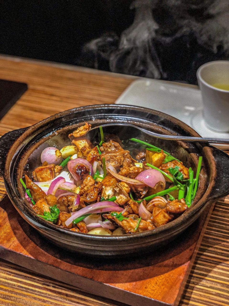 广州探店|好吃的红葱头啫啫鸡! . 老广都爱吃的啫啫煲!汁水丰富,太诱