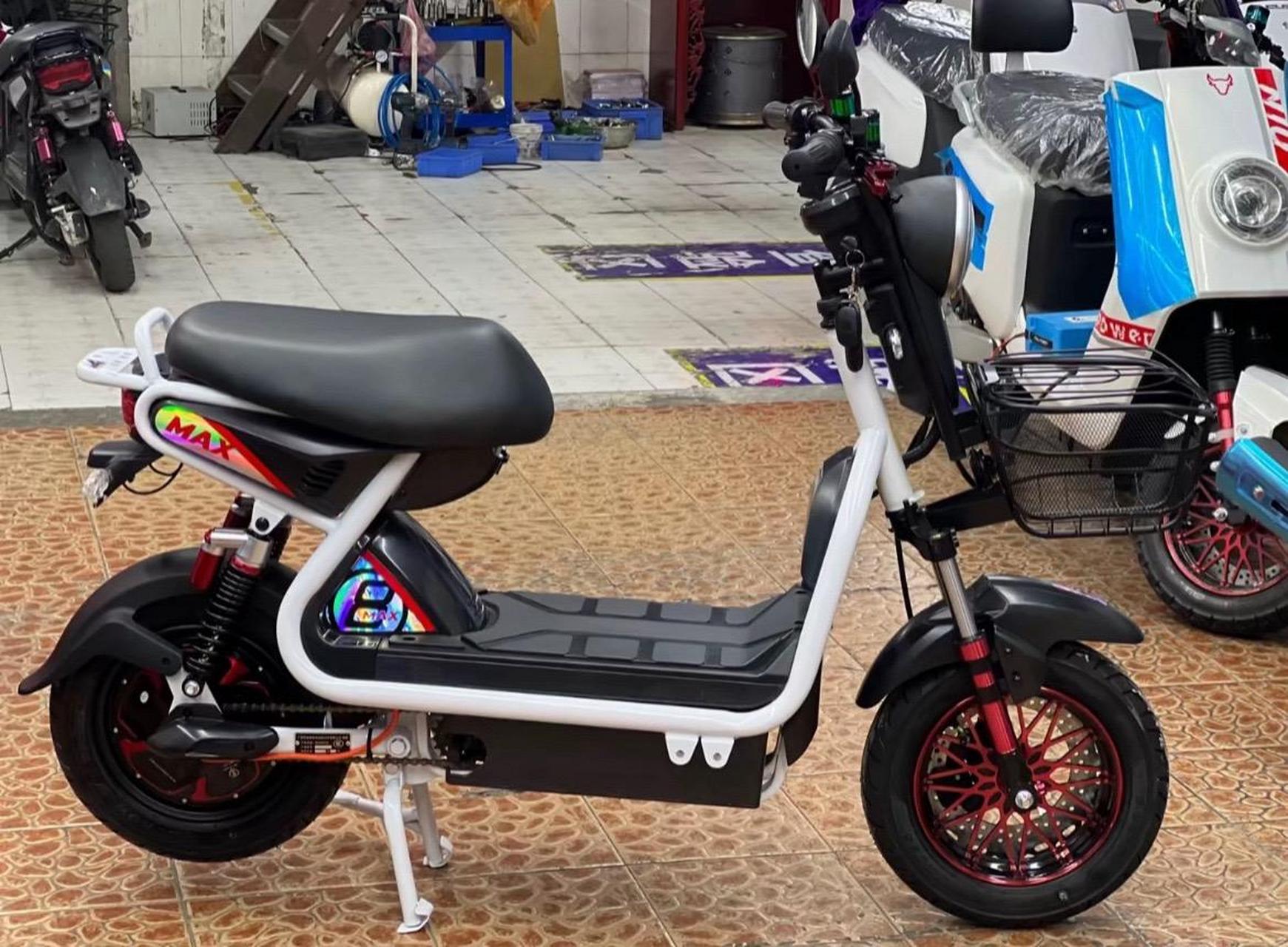 极酷s高配电动车,高配前后碟刹,防滑轮胎,72v20安,续航里程75公里左右