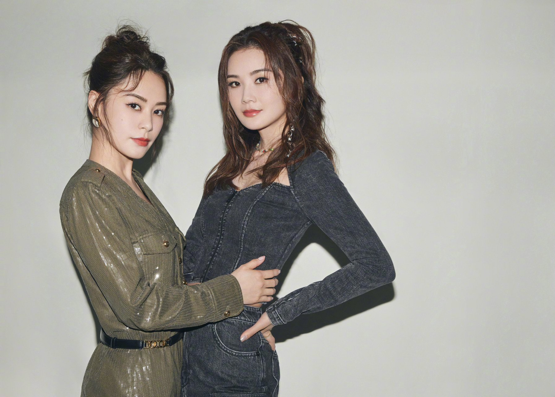 twins蔡卓妍,鍾欣潼合體營業啦99綠裙泛起粼粼波光,牛仔魚尾裙隨性