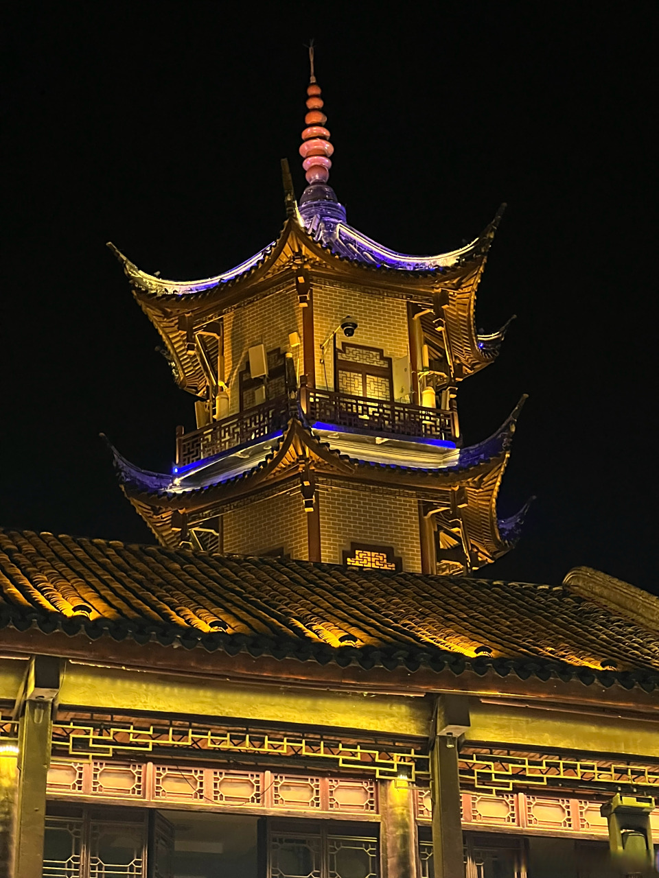 静谧的周庄古镇, 全福塔在夜空中甚是扎眼, 咋突然有想去扫塔的冲动呢