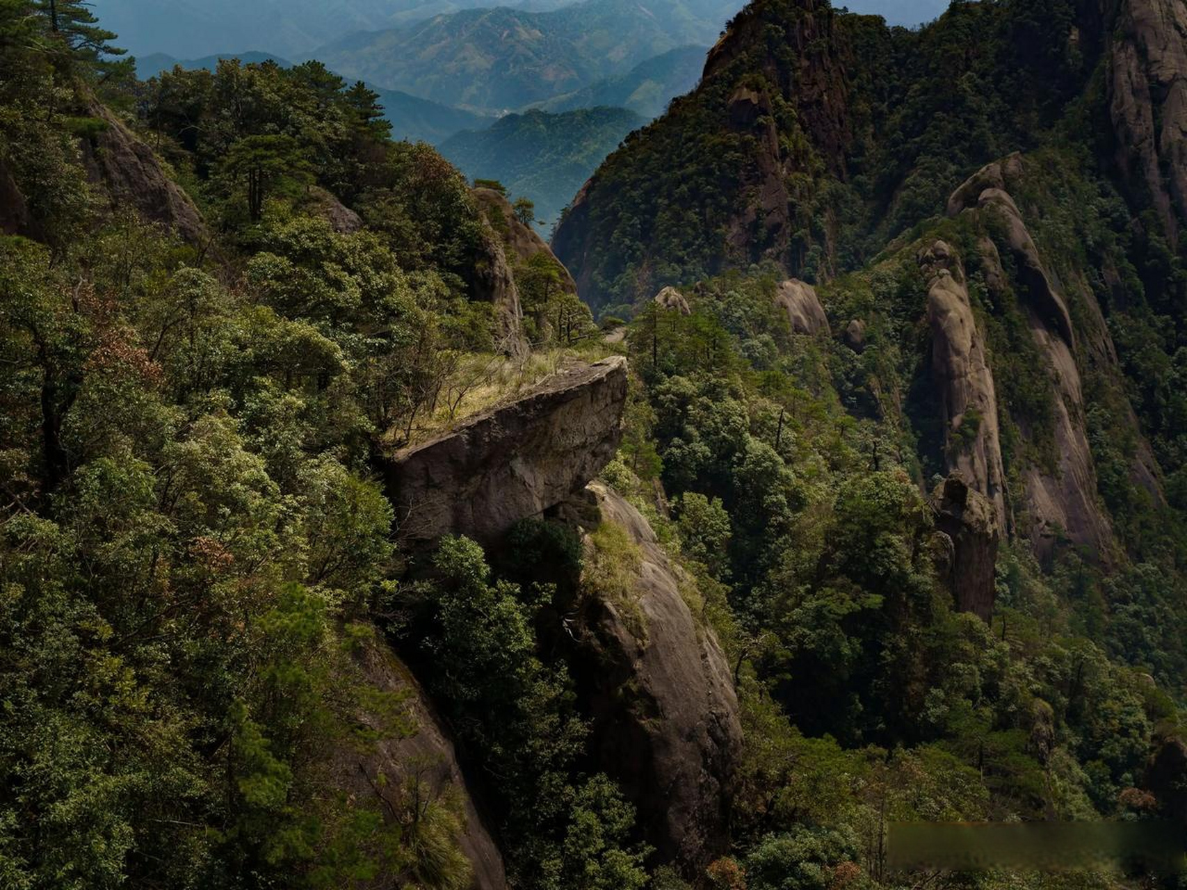 分享你相册的春天  高山峻岭,峰峦叠嶂,云雾缭绕,仿佛置身仙境.