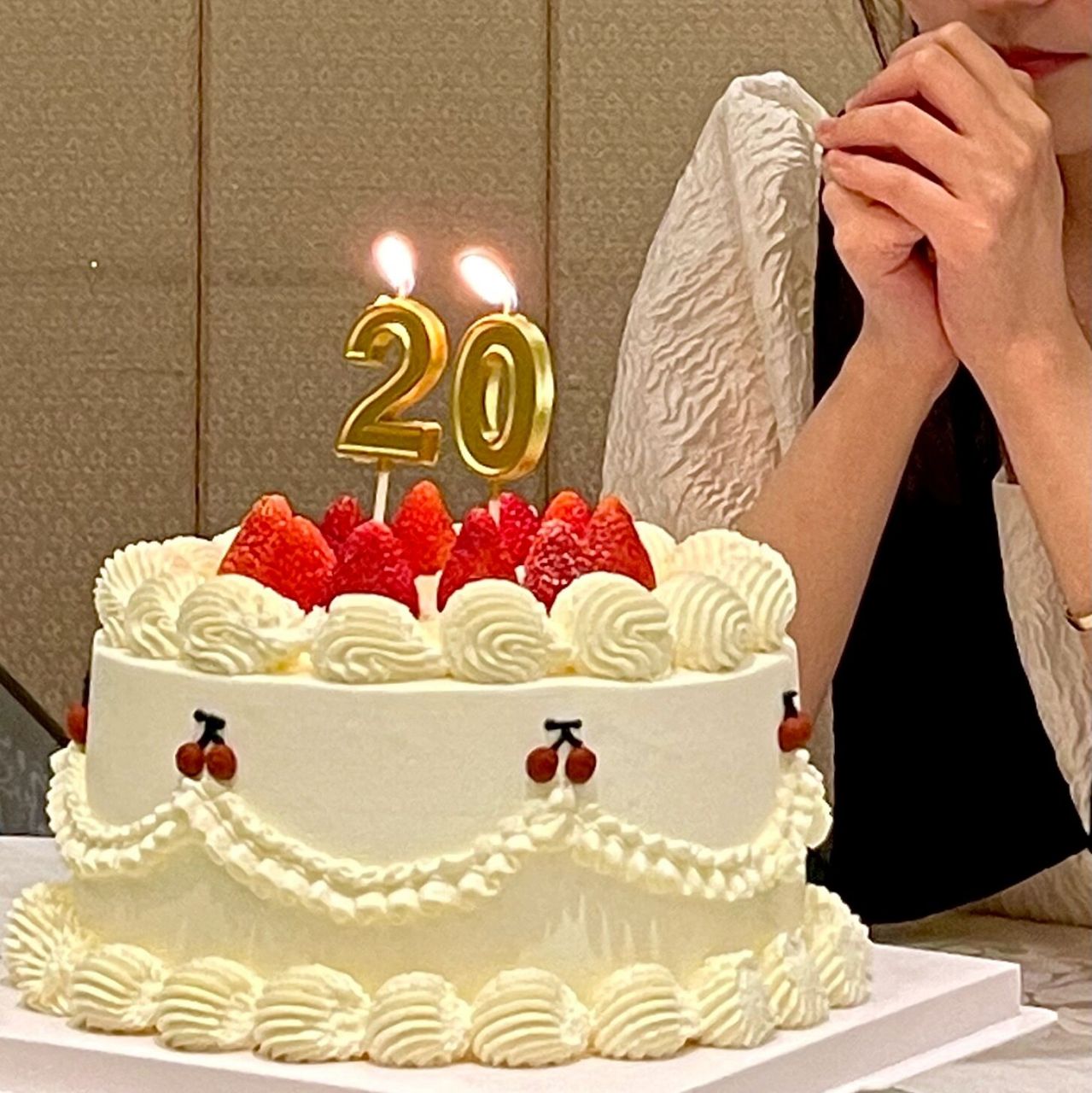 20岁的生日蛋糕98 订的蛋糕真的和这个emoji表情好像98许愿的时候