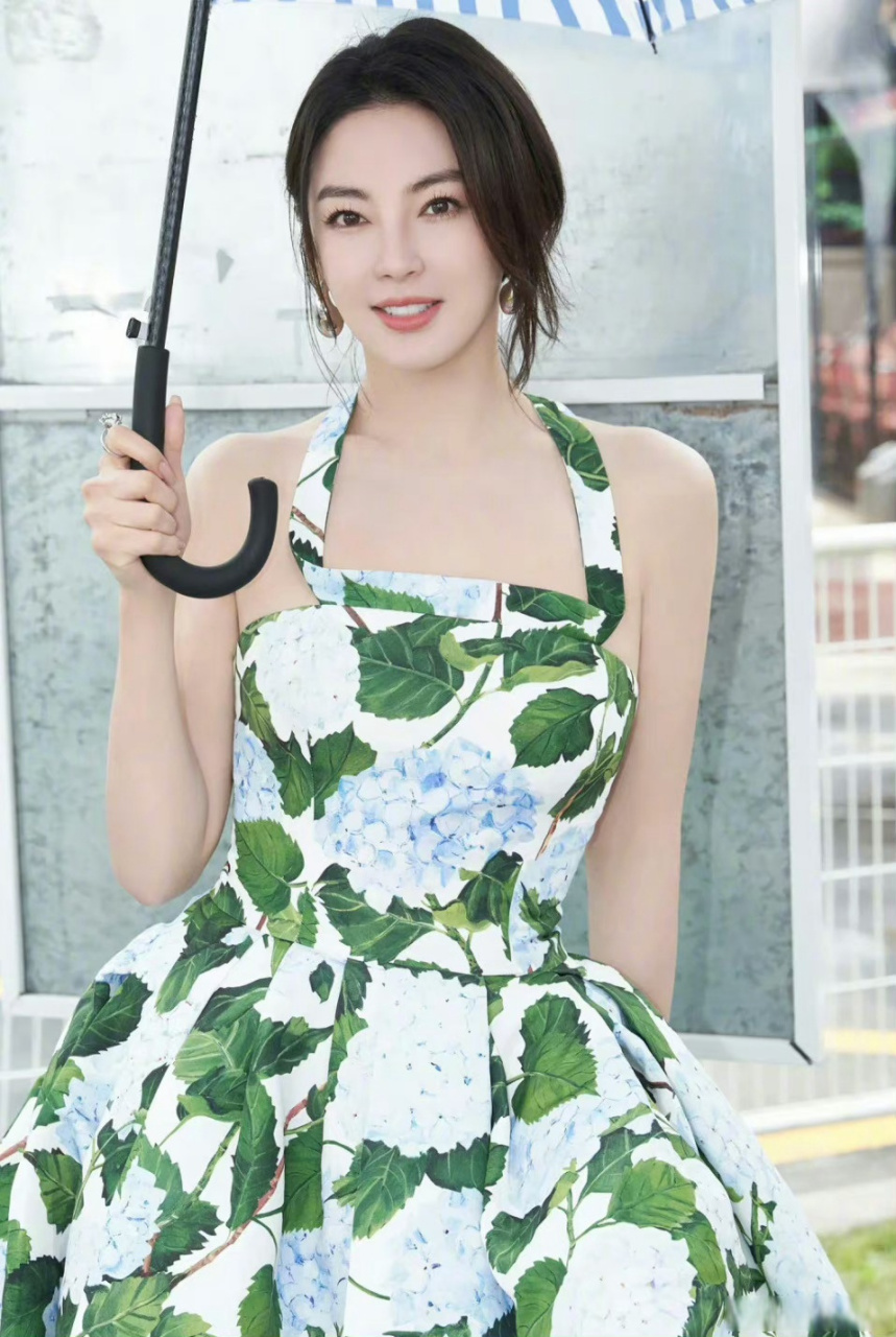 张雨绮身材比例今年最喜欢的一套张雨绮造型,戛纳绣球挂脖裙