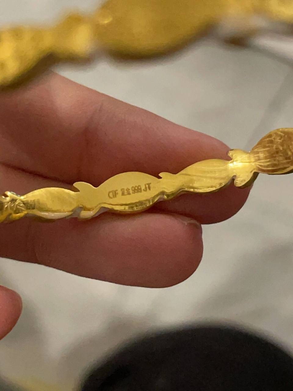 周大福的钢印这是真吧?我看别人说是f有弧度