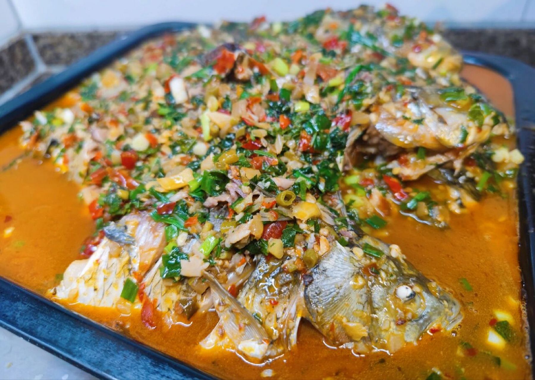 藿香鲫鱼 家庭版 做法简单  藿香鲫鱼 鲫鱼身上挂上汁水扑鼻而来的