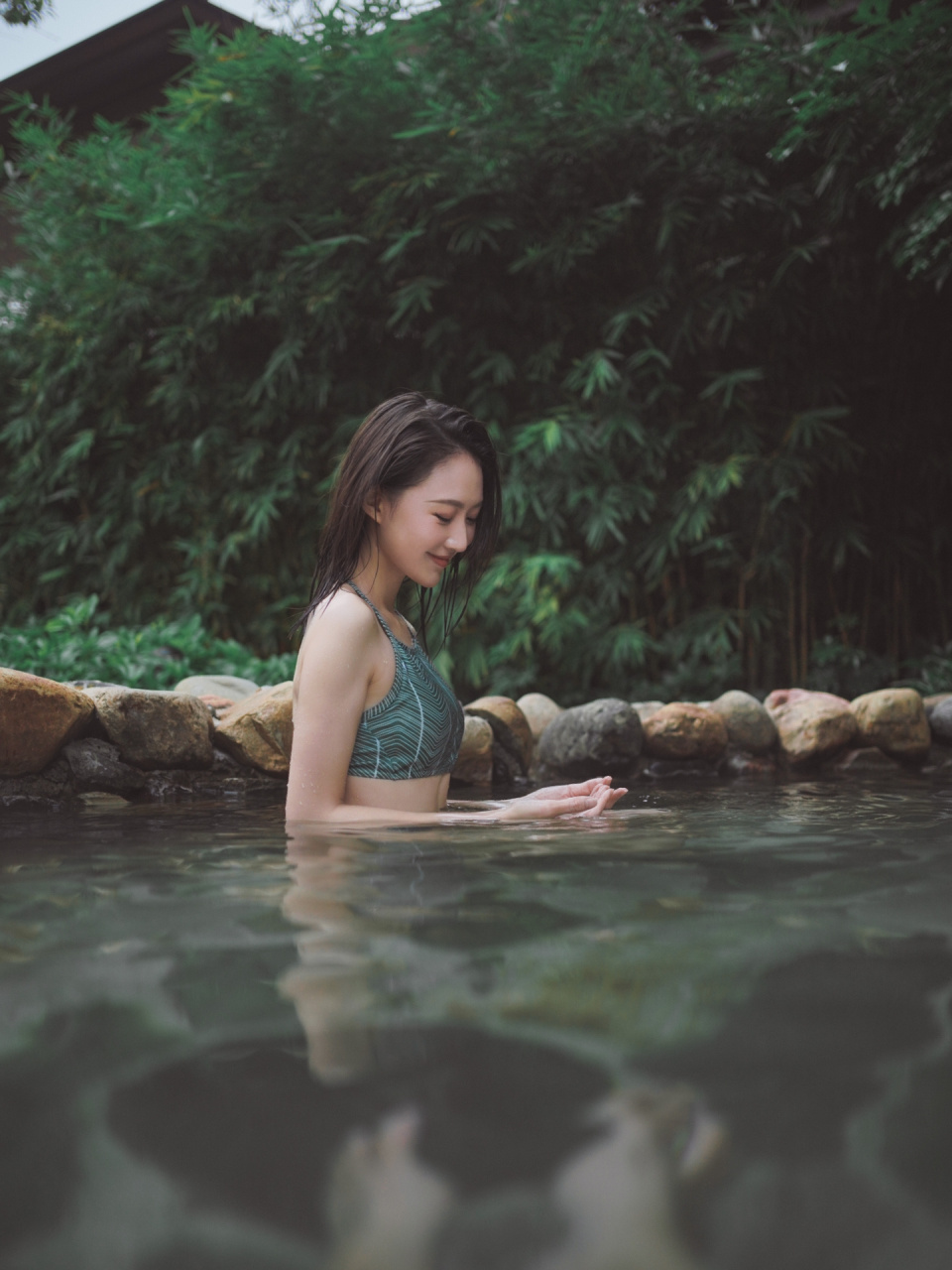 去清远泡温泉对面小姐姐长得还可以,于是… 我主动过去问:"觉得这次