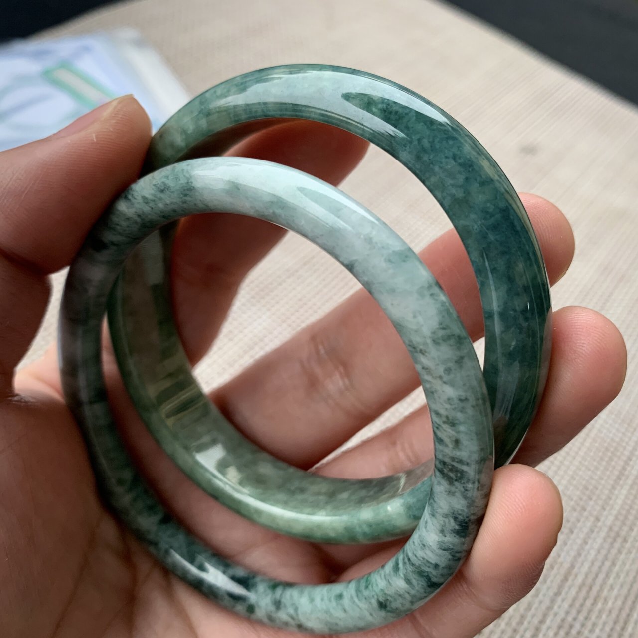 瓷实感 我们常说的"大理石手镯"指的就是瓷底翡翠手镯 	 玉化不好