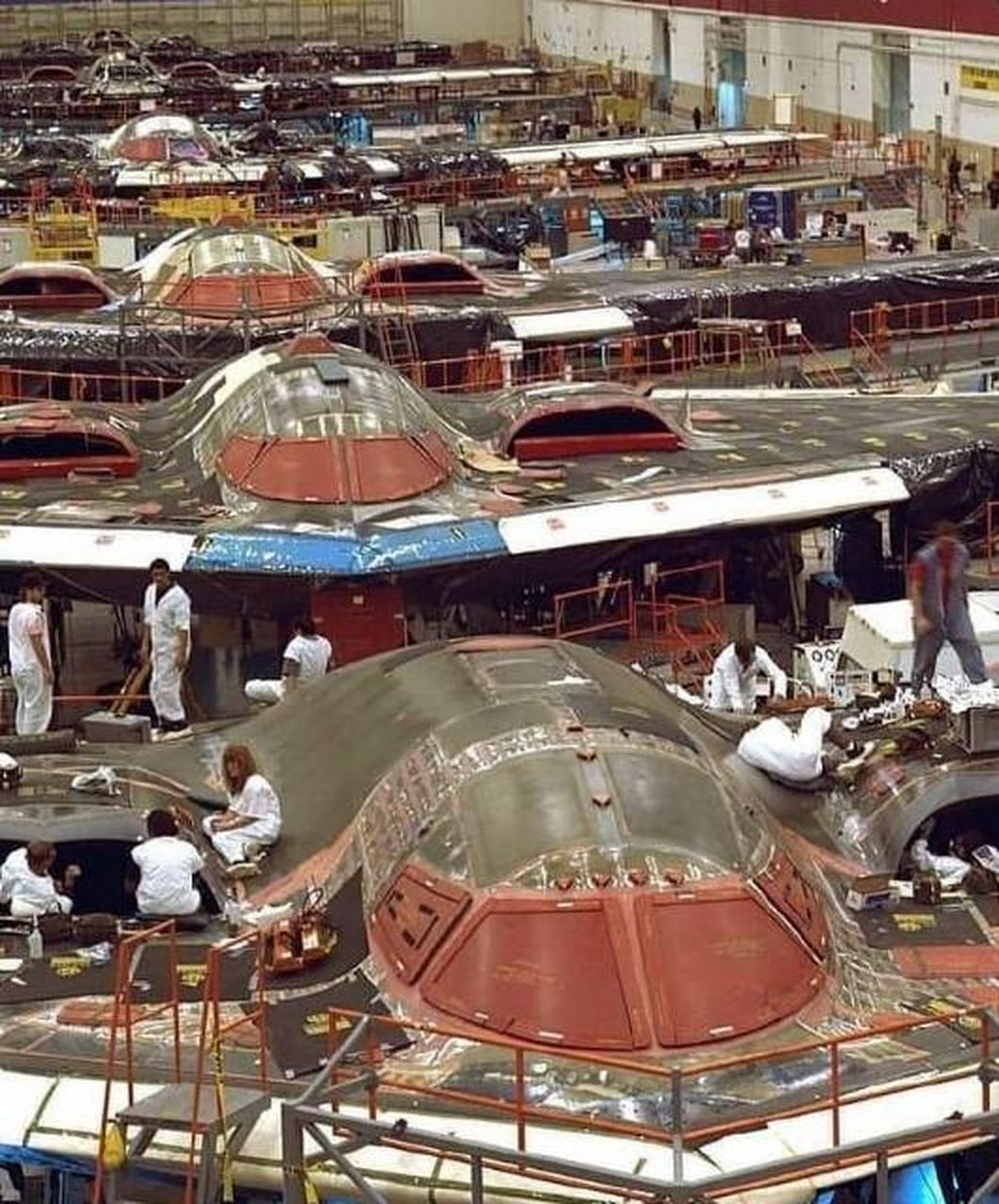 下图是位于诺斯罗普·格鲁曼位于加州帕姆代尔的美国空军42号工厂生产