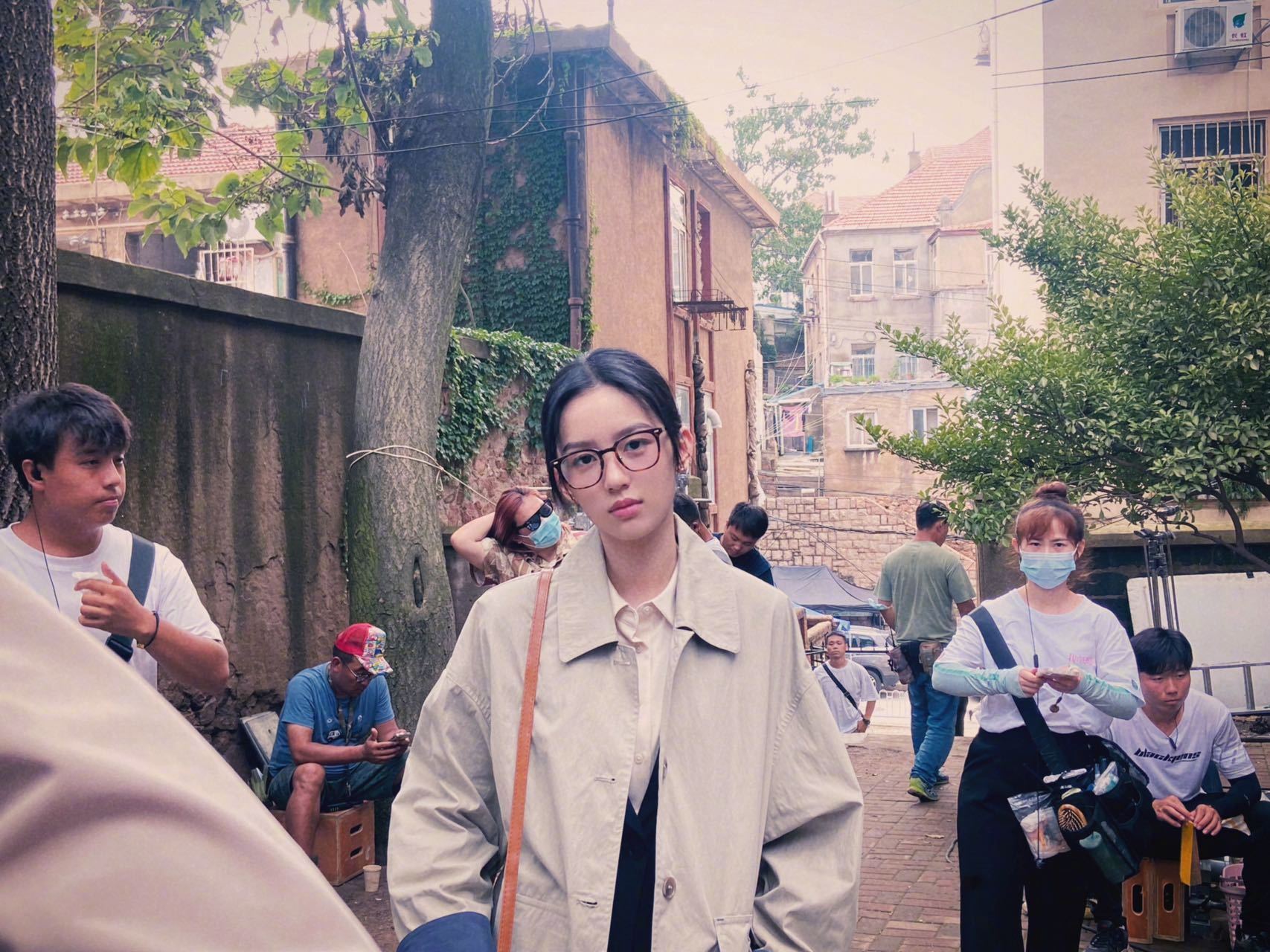 周也晒风衣造型plog# 周也晒plog组图,黑框眼镜搭配风衣造型清冷上档