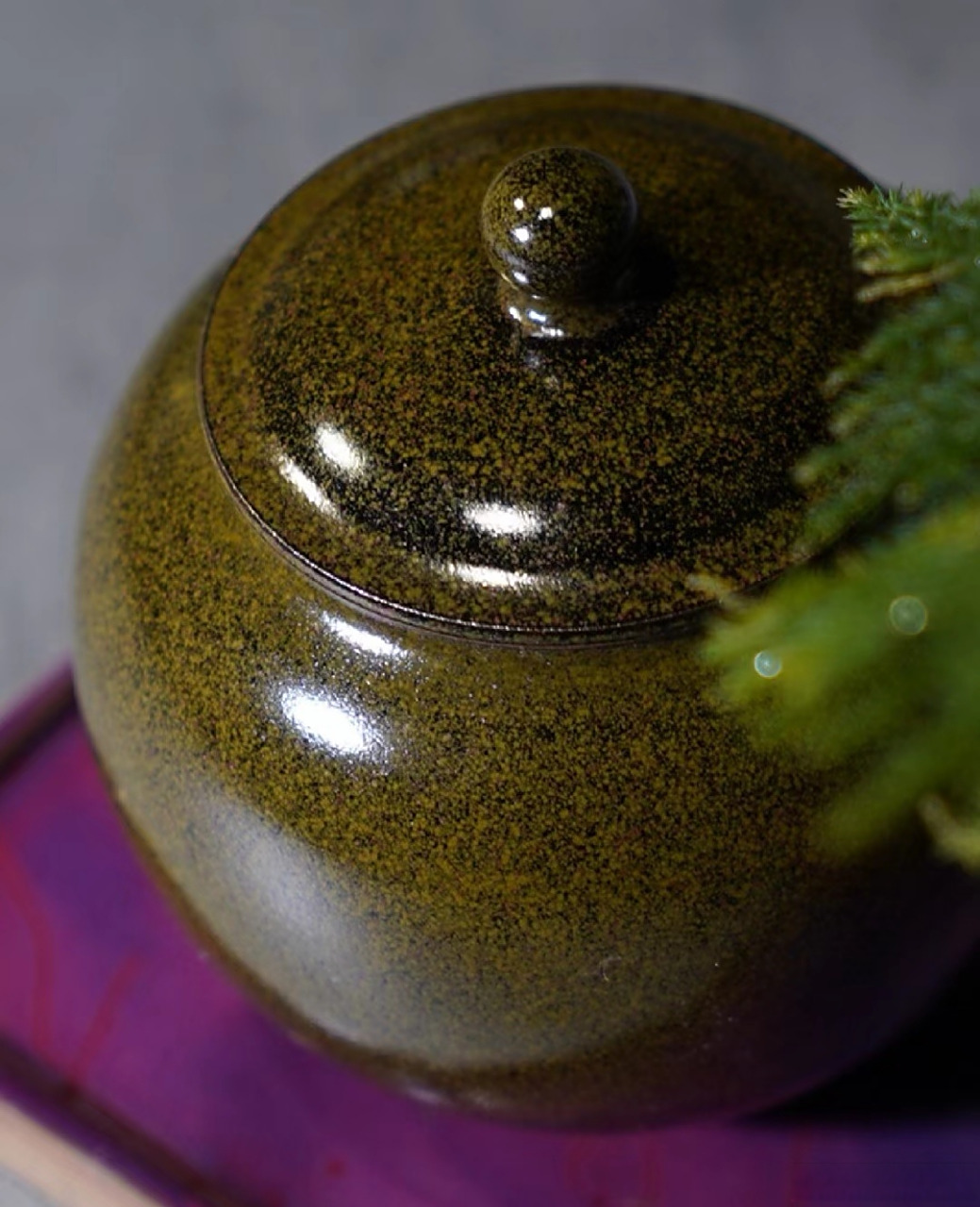 茶叶末釉茶叶罐  盖面平滑圆润,圆珠钮娇俏可爱  珠圆玉润,鼓腹利于