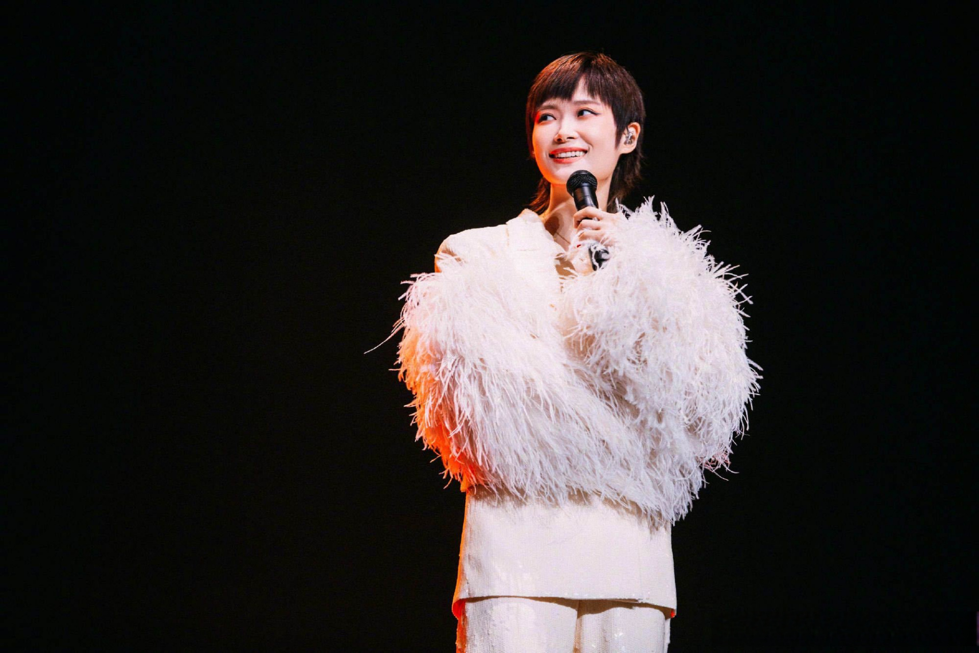 起猛了李宇春回家开演唱会了##李宇春这次终于知道回家了# 哇哇 !!