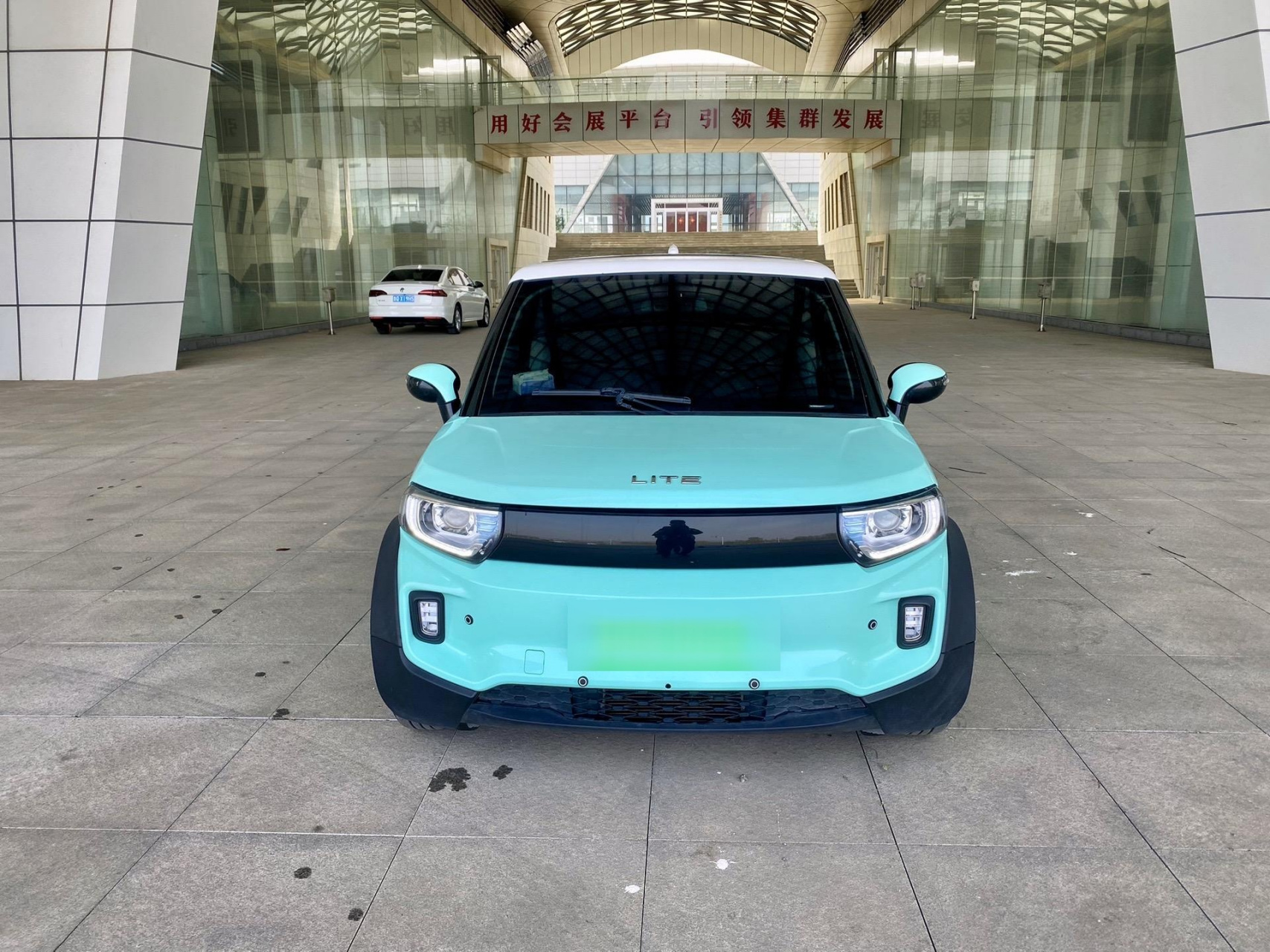 北汽高端品牌02极狐61莱特.挂牌日期:2017年12月 新车指导价:14.