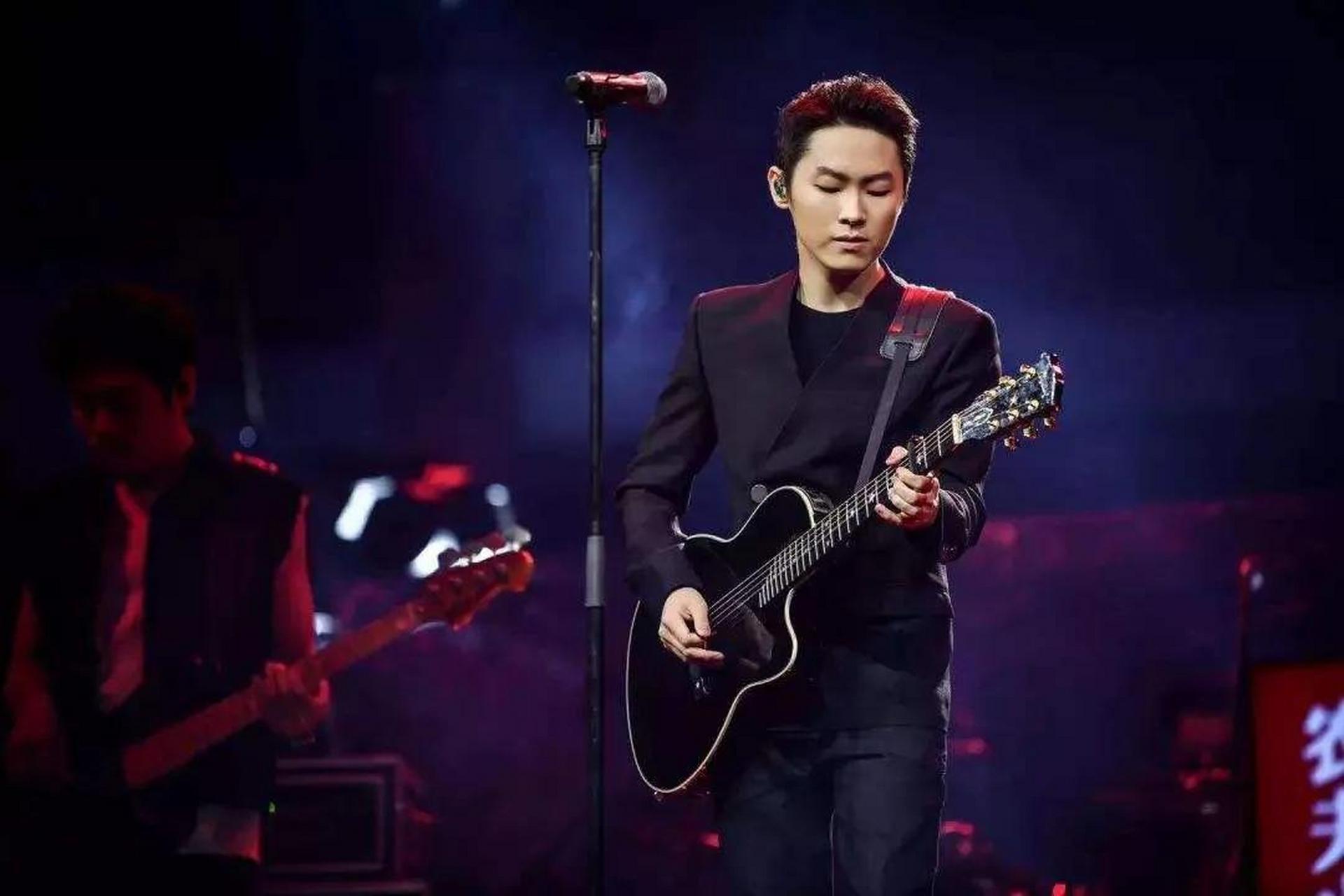 2012年,梁博参加《中国好声音》夺冠,有很多经纪公司都想签下他,但