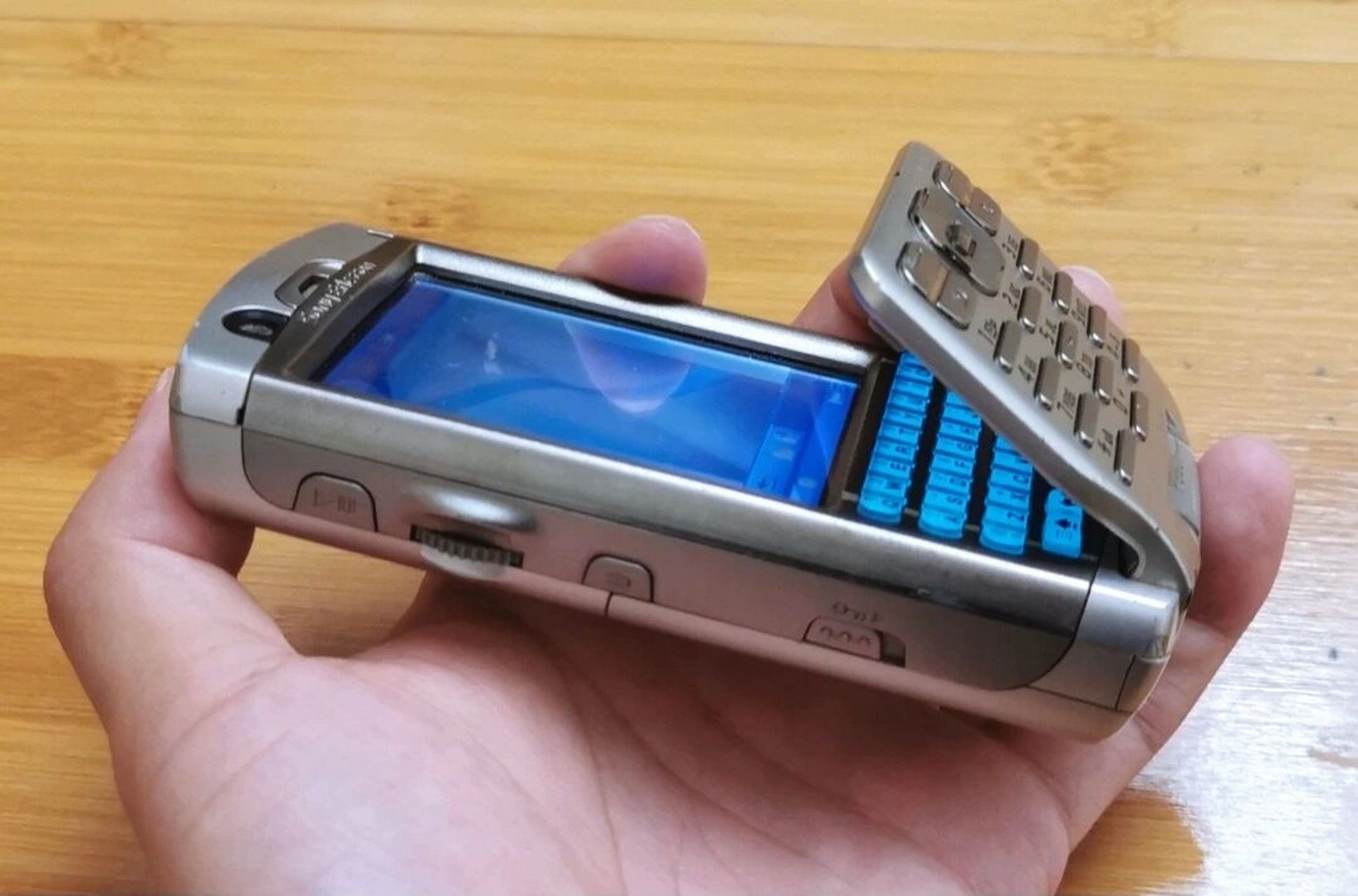 2005年的机皇,索尼爱立信p990i 金属电镀工艺,155克重量 下翻盖设计