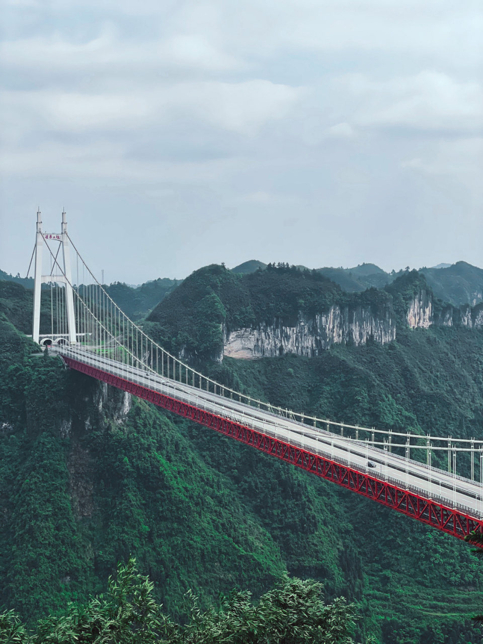 中国最美悬索桥|跨越两座山的矮寨大桥 被誉为"十大非去不可的世界新