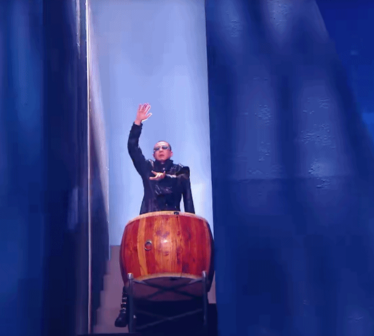 梁龙lbb这段精彩的击鼓表演真的气势十足,再配上空间感极强的音乐