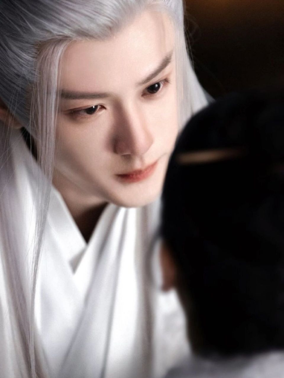 看着电视剧, 深深的被相柳吸引住了, 他看着小六的眼光里是充满爱意