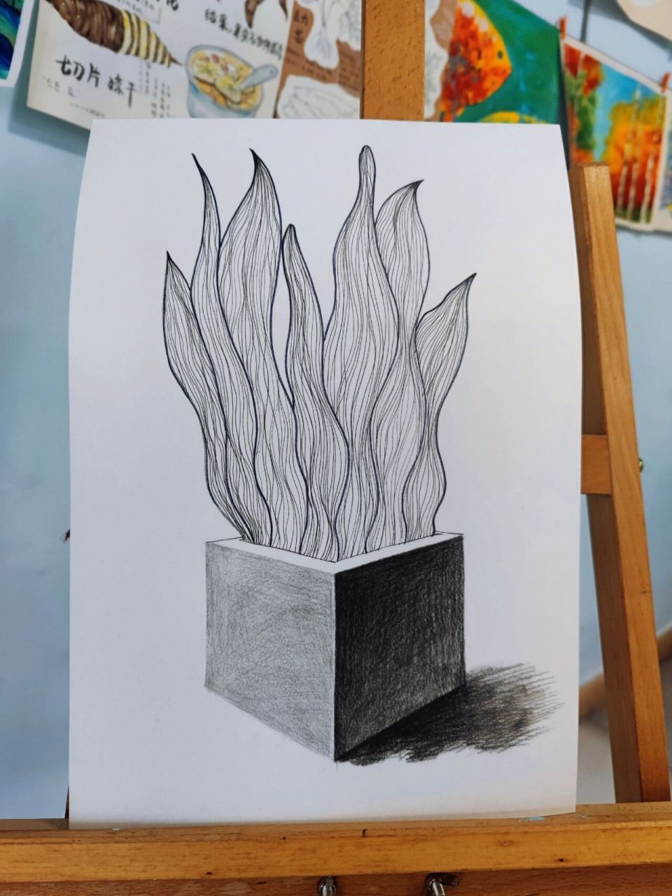 可以试着先从创意素描开始画起,相对于素描来说,创意素描更简单,更