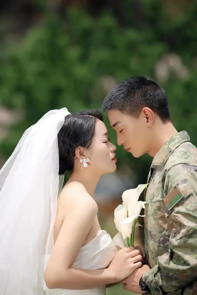 李上尉老家是河南的,一次他休假从乌鲁木齐乘火车