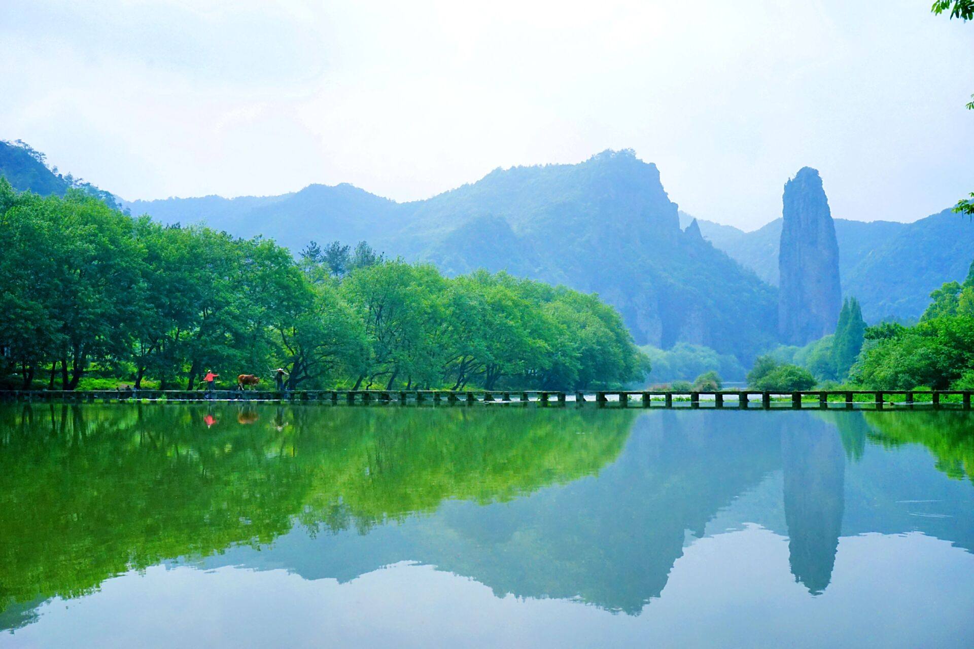 缙云仙都朱潭山—老农牧牛山水间    朱潭山仅有老农牧牛一个"人造"