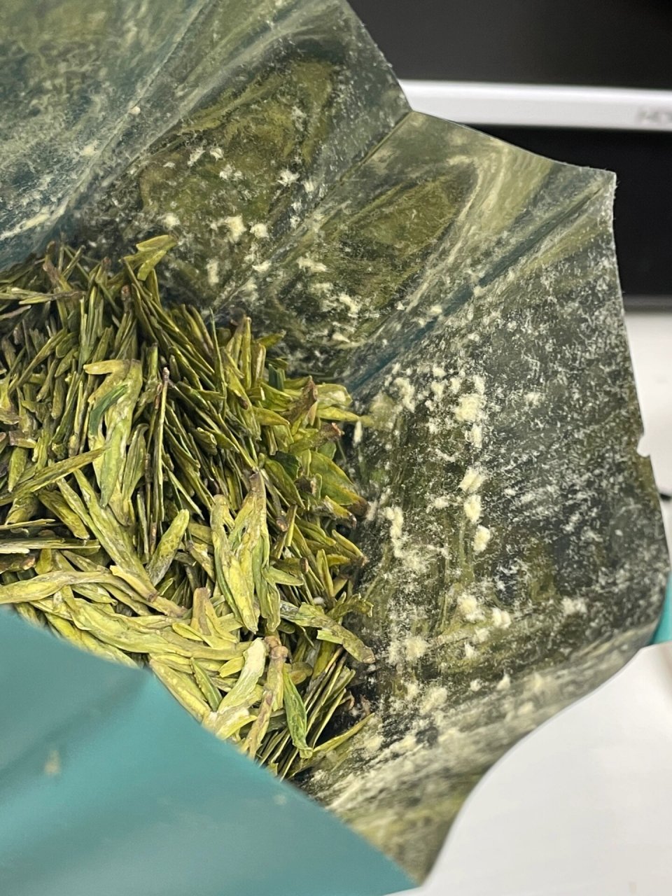 刚买的新茶龙井长毛发霉了?