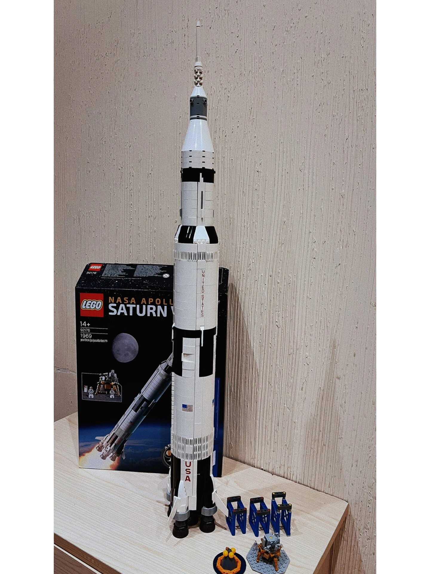 乐高92176的阿波罗土星五号火箭,是21309的复刻版与此前的21309进行