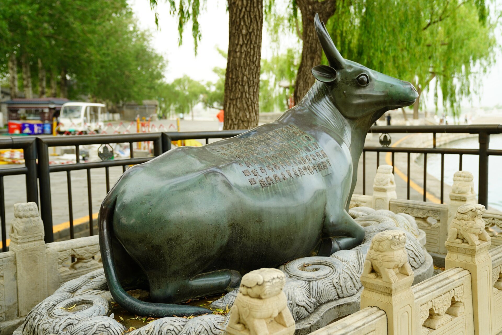 颐和园·铜牛 在北京颐和园景区内的东南部有一尊铜牛,中国古代把铜也