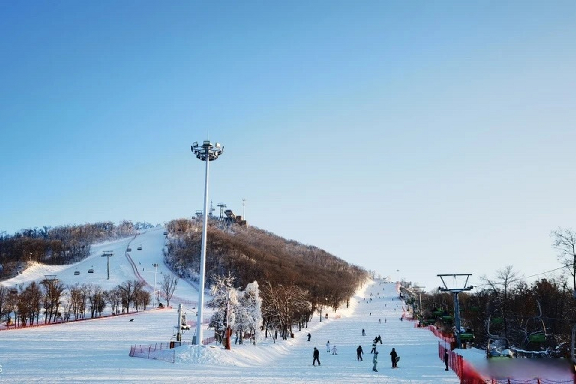 快约上自己的姐妹们,让我们在庙香山滑雪场一起共享这个冰雪世界!