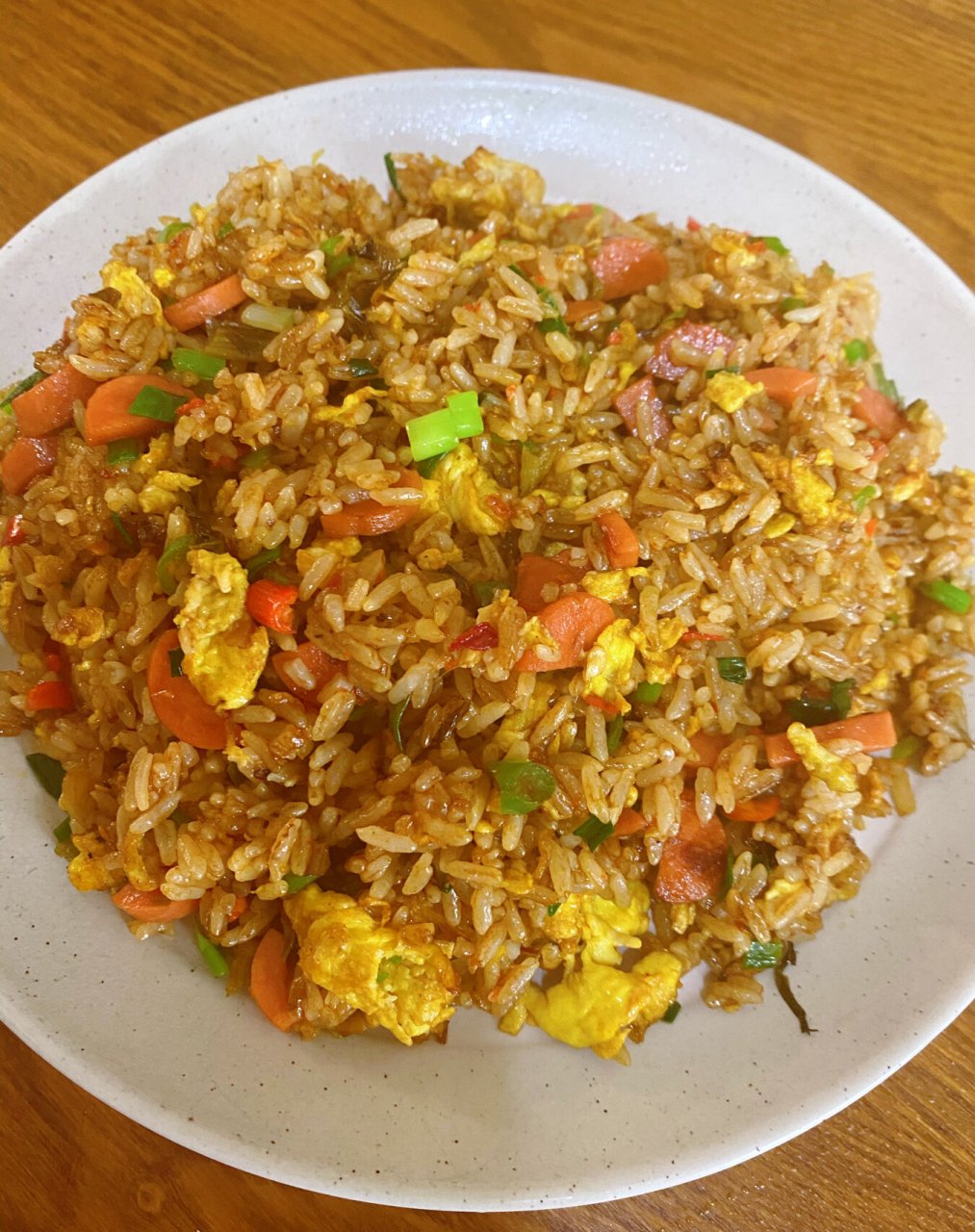 小时候家里没菜,妈妈就会给我炒的蛋炒饭,唯一的区别是那时候没有